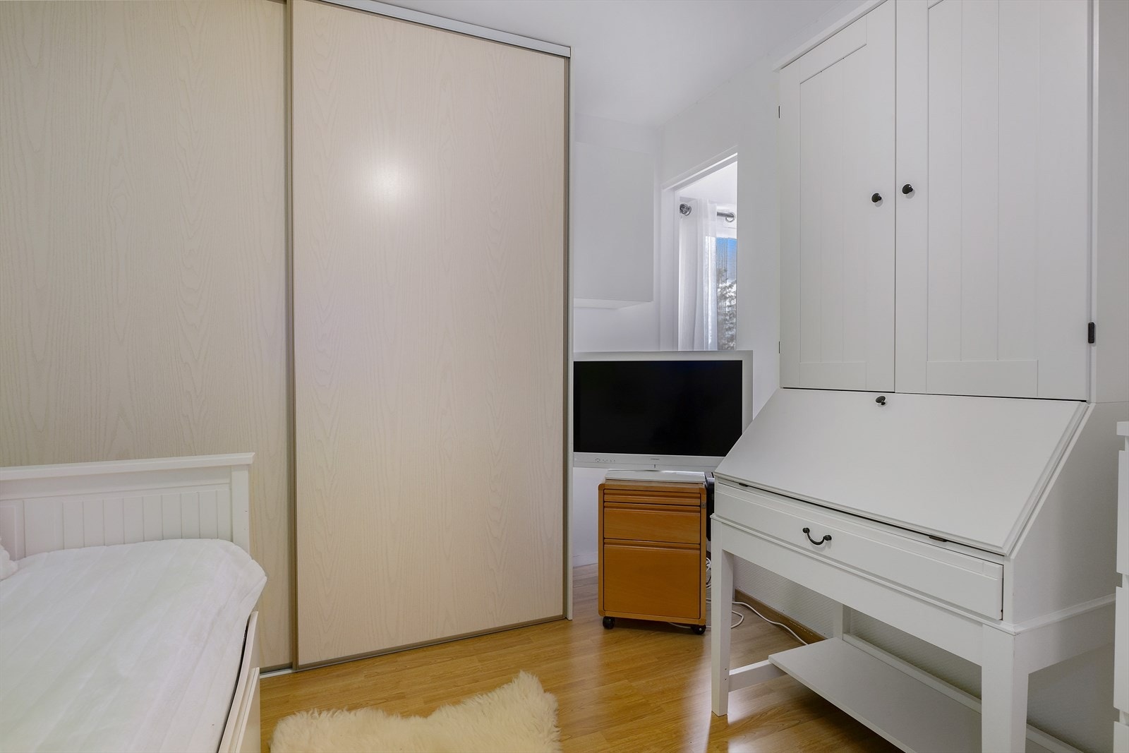 Det er plass til å innrede med seng og nattbord. Her står det i tillegg en skyvedørsgarderobe med glatte skapfronter. Galleribilde