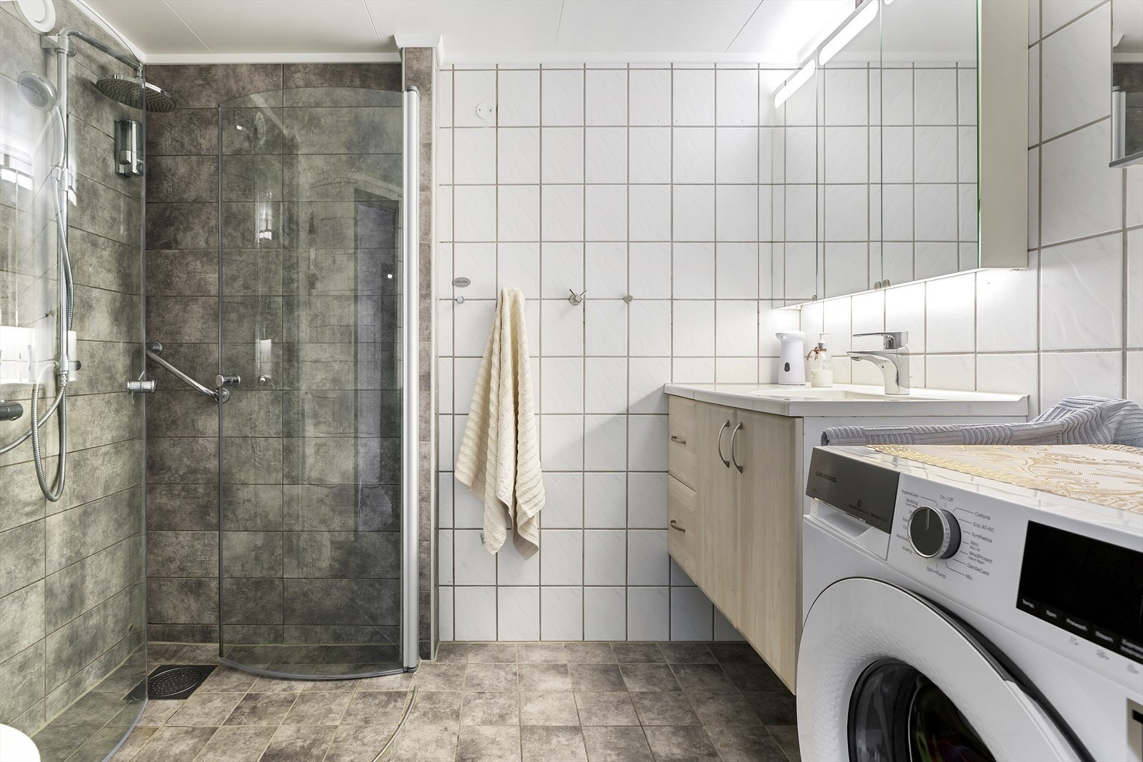 Baderommet har flislagte flater på både gulv og vegger. Galleribilde