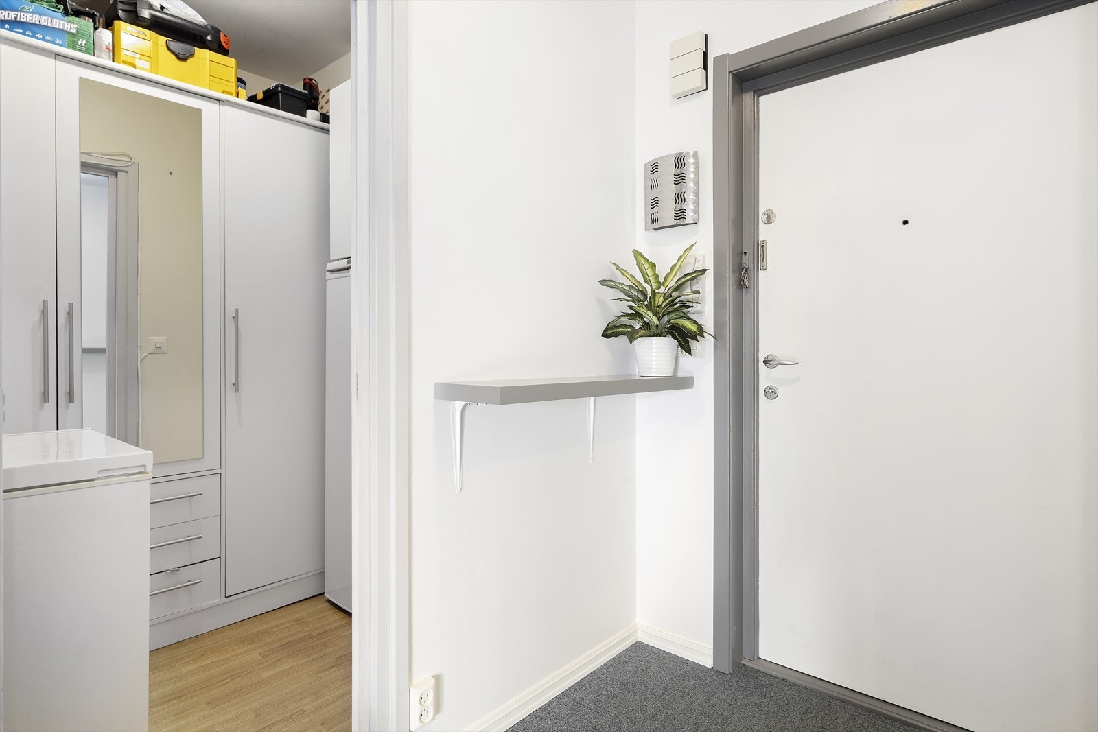 Fra entréen er det tilgang til en praktisk innvendig bod. Galleribilde