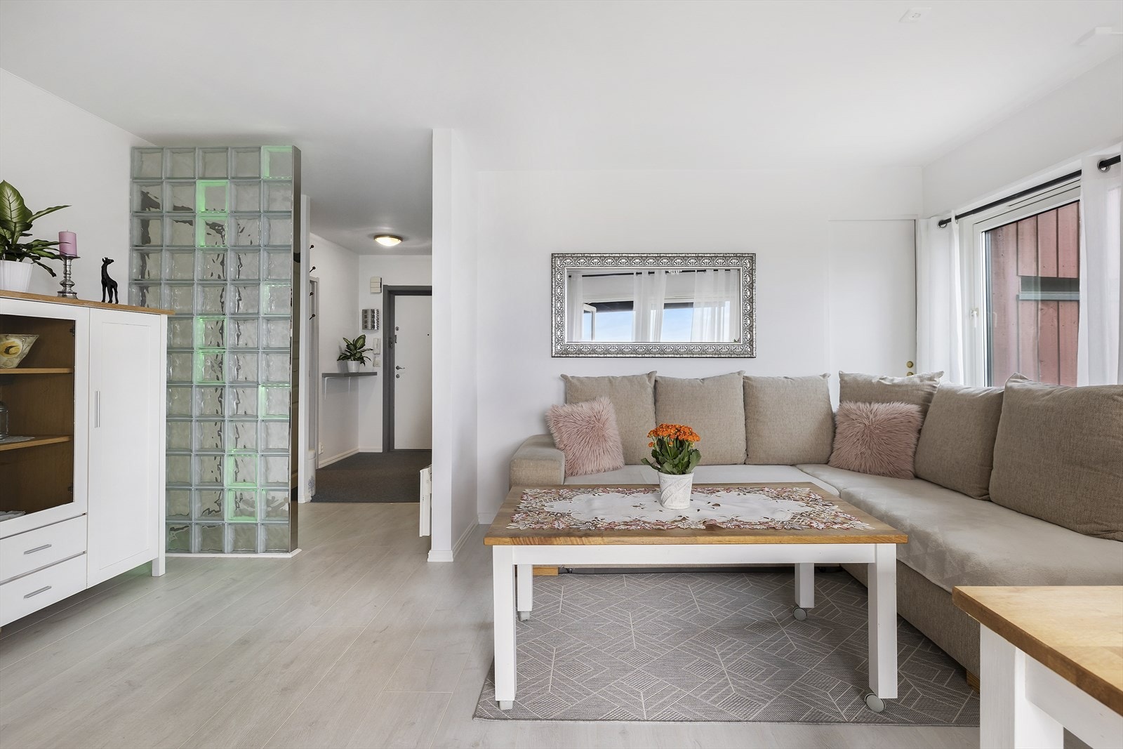 Her kan man fritt innrede med en sofagruppe, stuebord, spisestue og mediemøbler. Galleribilde