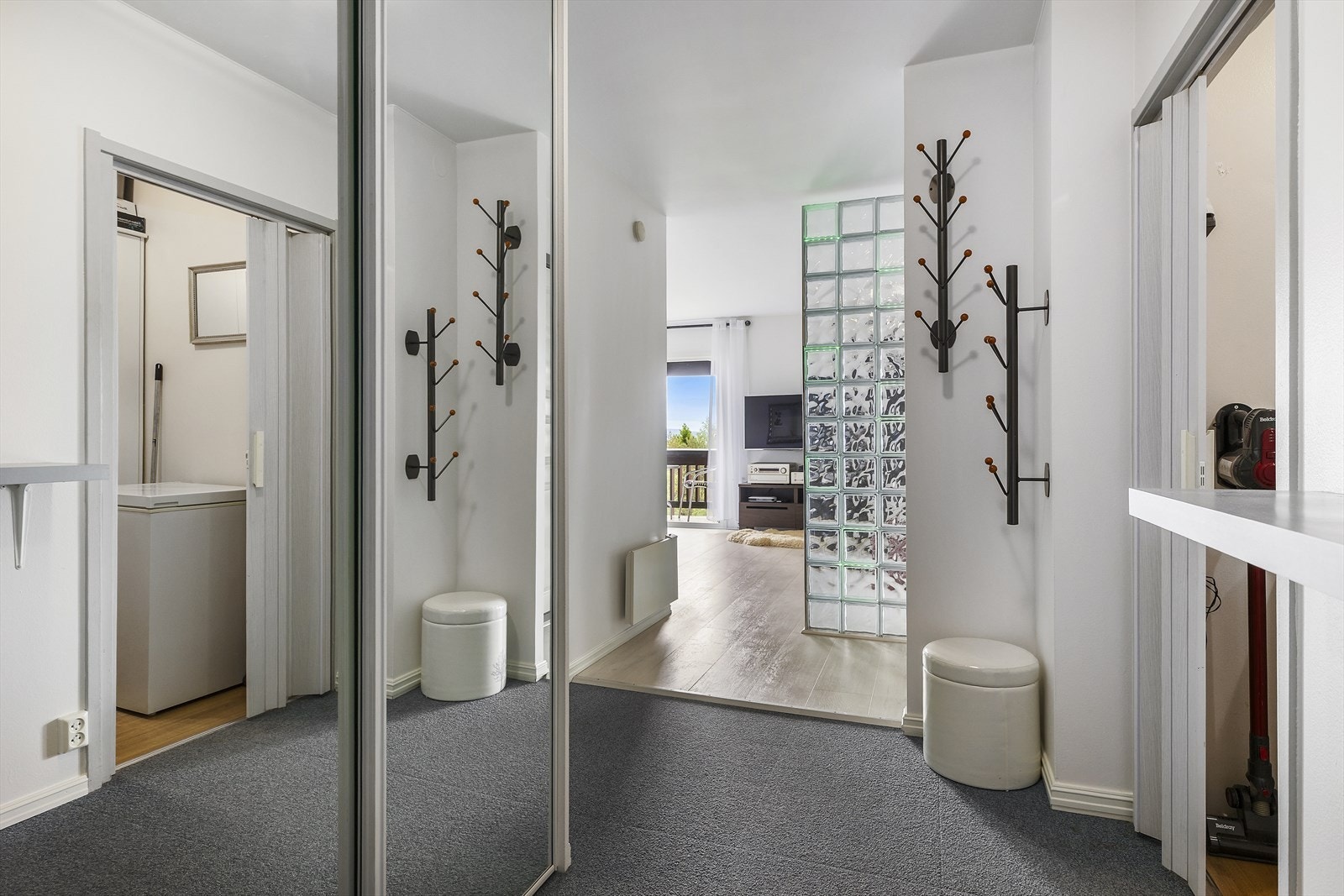 I entréen har man god oppbevaringsplass i en romslig skyvedørsgarderobe med speilfronter i tillegg til oppheng på vegg. Galleribilde