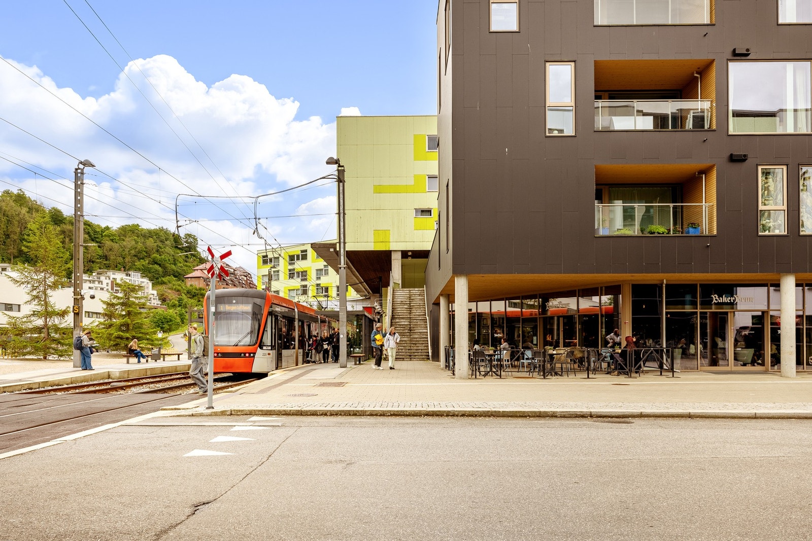 Like ved finner vi bybanestopp, slik at man enkelt kommer seg til Bergen sentrum eller Flesland, også Fyllingsdalen! Galleribilde