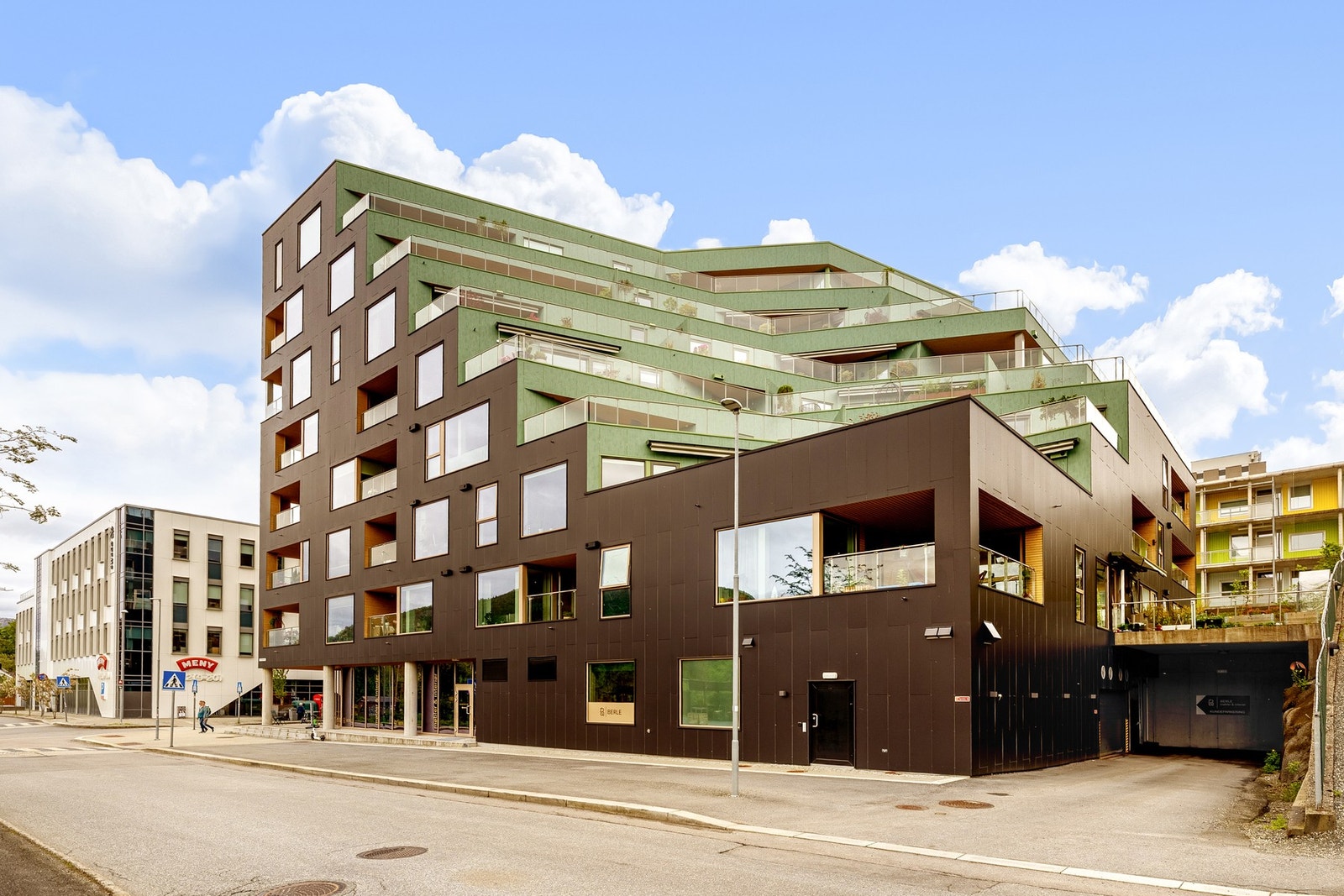 Det er flere fasiliteter like ved i området, noe som gjør hverdagslogistikken svært enkel. Galleribilde