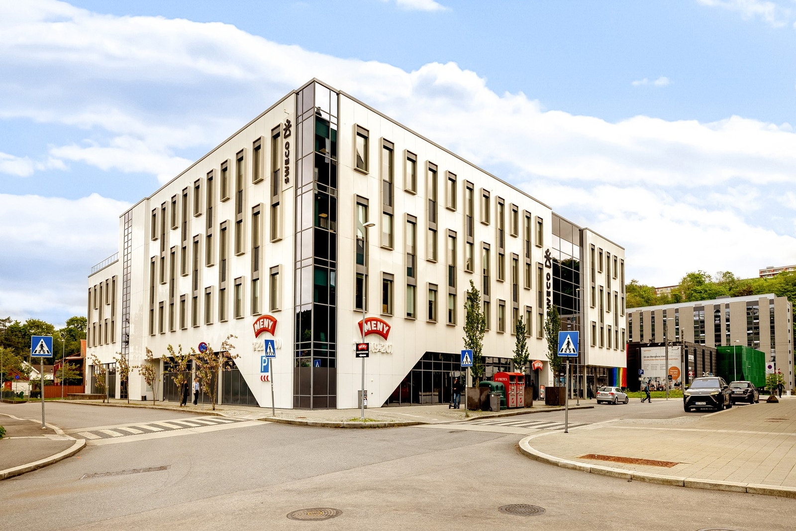 Meny er nærmeste dagligvare som ligger like over gaten. Galleribilde