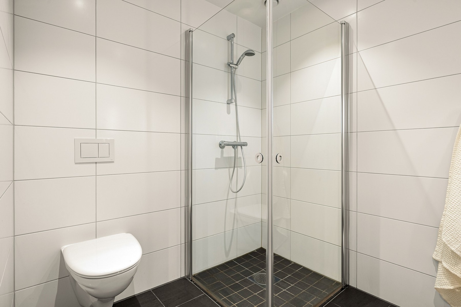 Badet måles til 5,3 kvm. og er helfliset med underliggende varmekabler. Galleribilde