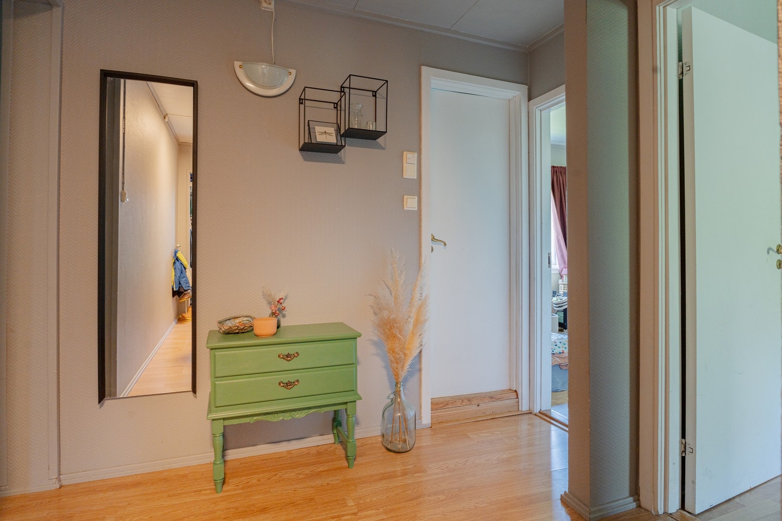 En romslig entré tar imot deg når du kommer hjem. Galleribilde