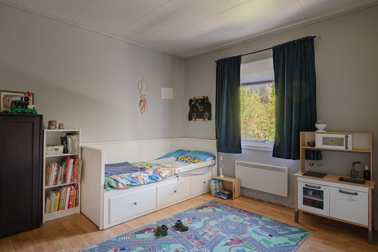 Et koselig barnerom med god plass til å leke på gulvet. Galleribilde