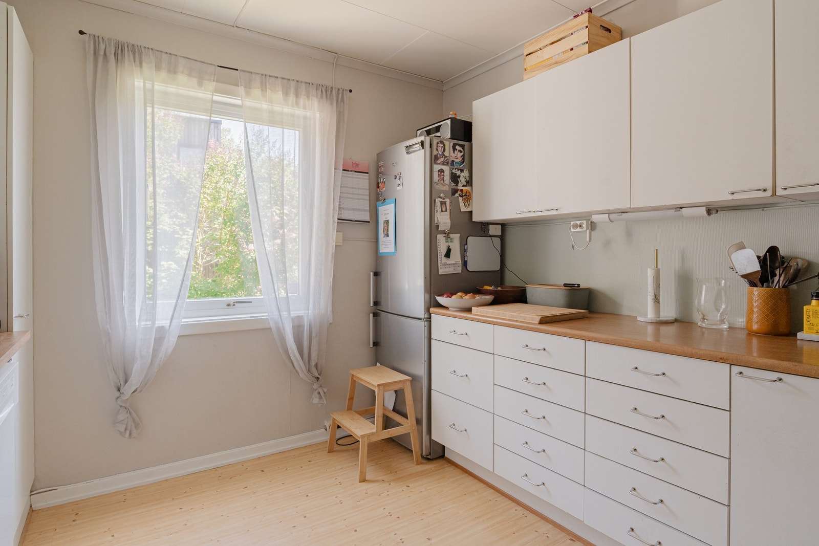 Gode arbeidsflate på kjøkkenbenkene. Galleribilde