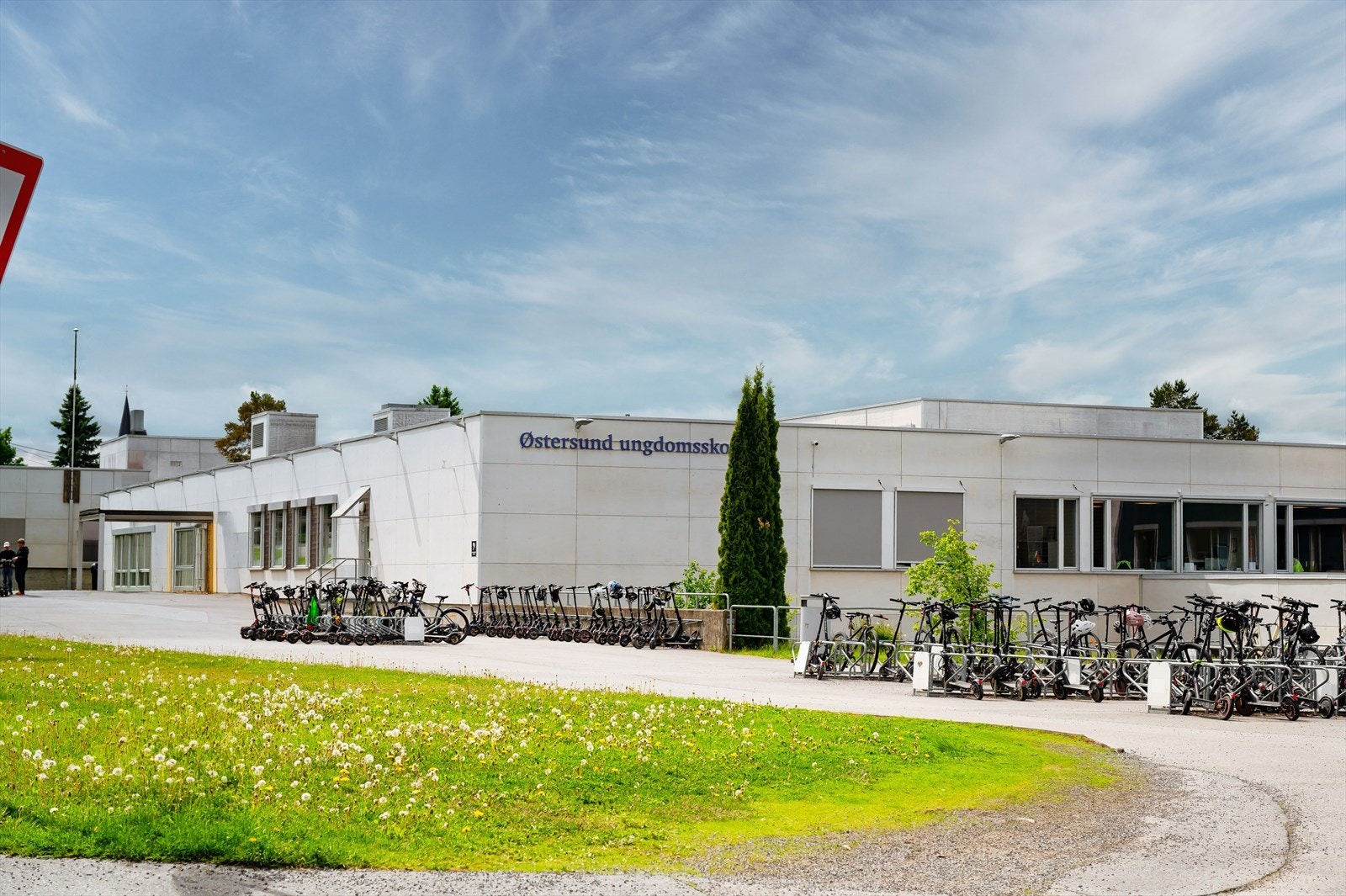 Nærmeste ungdomsskole ligger ca. 500 meter unna leiligheten. Galleribilde