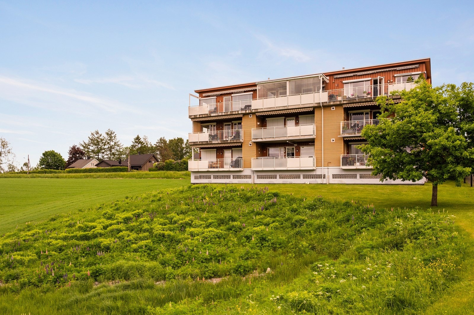 Dette er en flott og innholdsrik 4-roms topp- og endeleilighet i Riddertunet boligsameie. Leiligheten ligger i et attraktivt og barnevennlig boligområde på Fetsund i Lillestrøm kommune. Galleribilde
