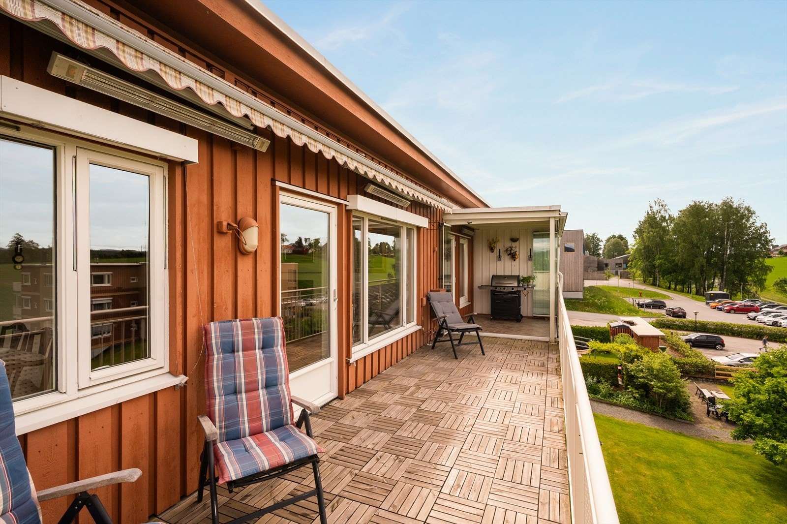 Det er montert markise og varmelamper på uteplassen. Galleribilde