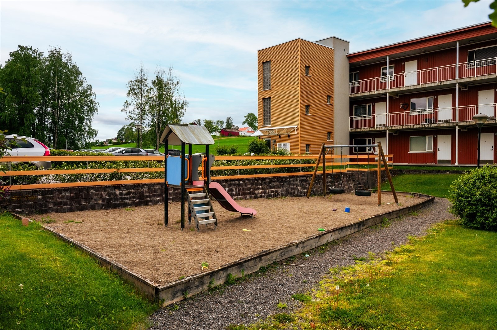 Flott opparbeidet fellesarealer med lekeplass. Galleribilde