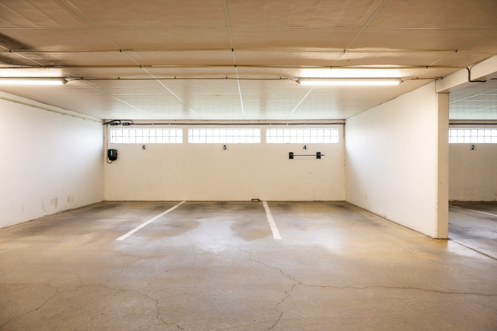 Leiligheten disponerer to biloppstillingsplasser i felles garasjeanlegg. (Merket nr. 4 og 5) Galleribilde