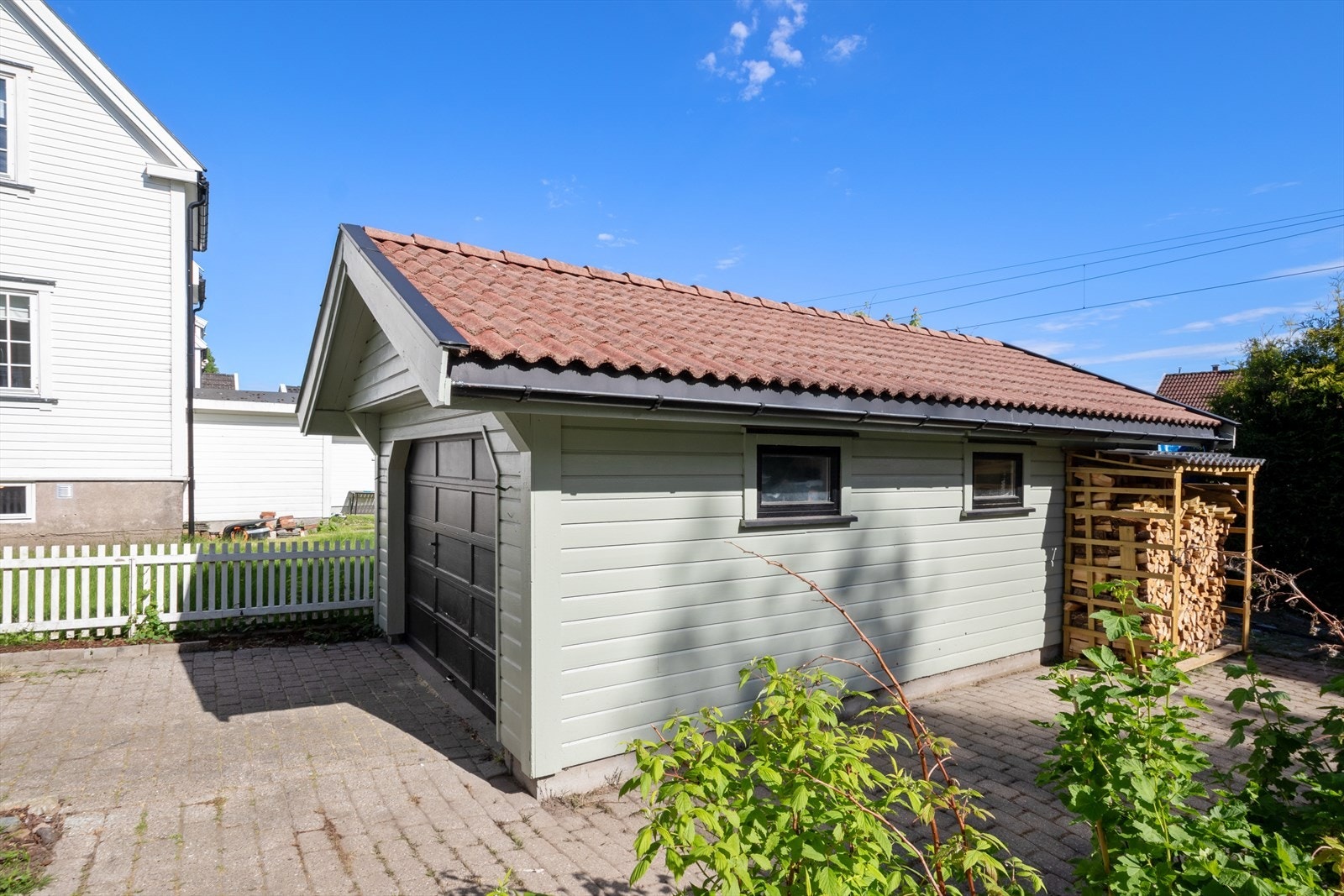 Frittstående garasje på 25 m², med plass til bil og lagring. Galleribilde