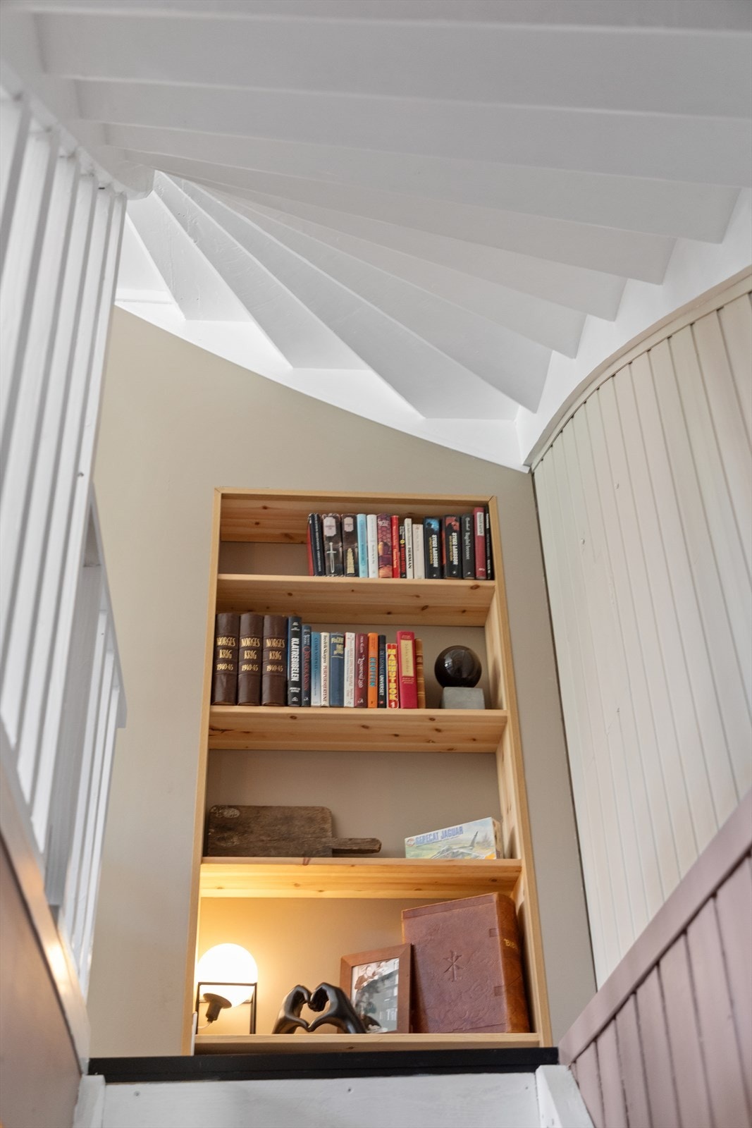Tretrappen ned til kjelleren har en plassbygget bokhylle som utnytter plassen. Galleribilde