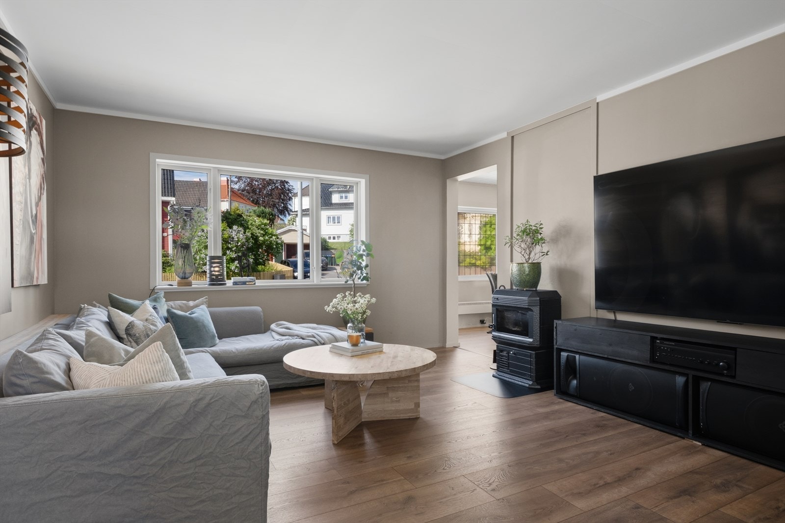 Stuen har god plass til en romslig sofagruppe. En kombiovn sørger for ekstra varme og hygge. Galleribilde