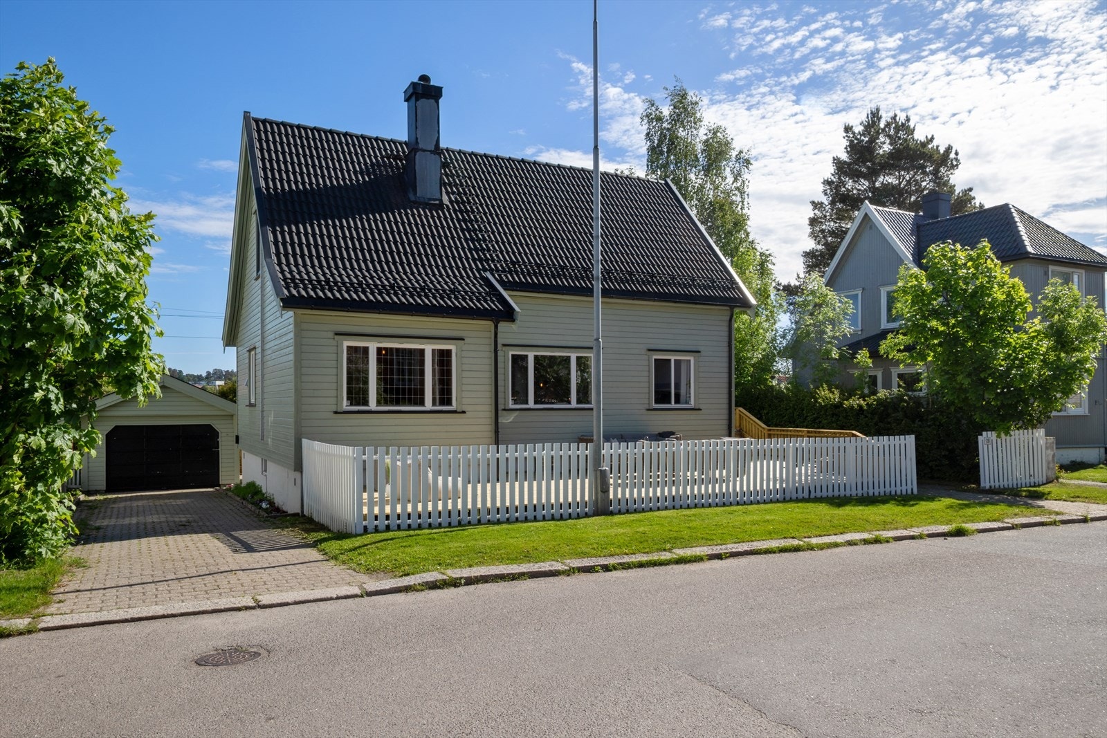 Eneboligen har en fin plassering i gaten, med opparbeidet forhage og innkjøring til garasje. Galleribilde
