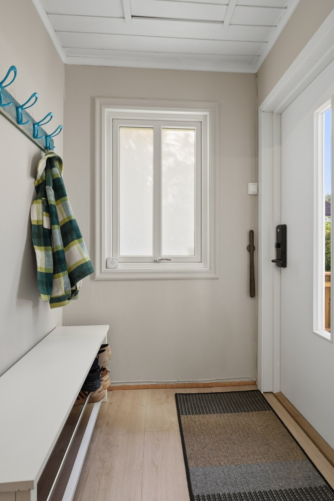 Entréen har plass til oppbevaring av yttertøy og sko. Galleribilde