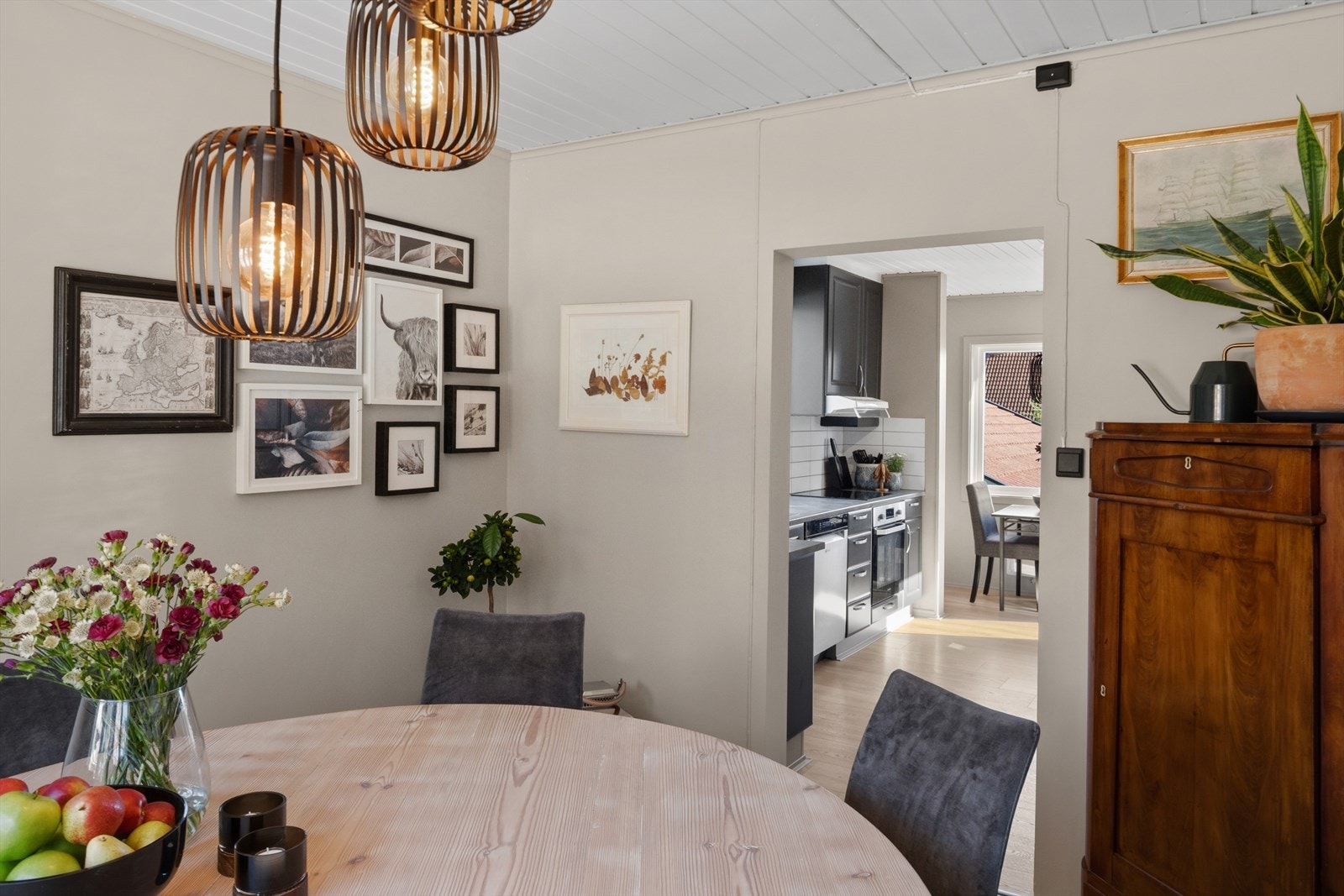 Fra spisestuen er det åpen løsning videre inn mot kjøkkenet, noe som skaper en god flyt i etasjen. Galleribilde