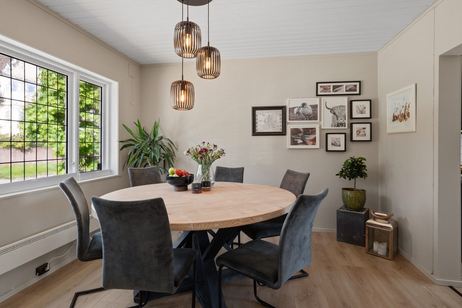 Spisestuen ligger i tilknytning til stuen og har plass til et stort spisebord for sosiale sammenkomster. Galleribilde