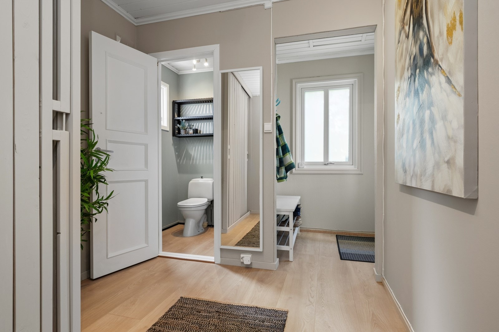 Fra gangen er det tilgang til et praktisk toalettrom i første etasje. Galleribilde