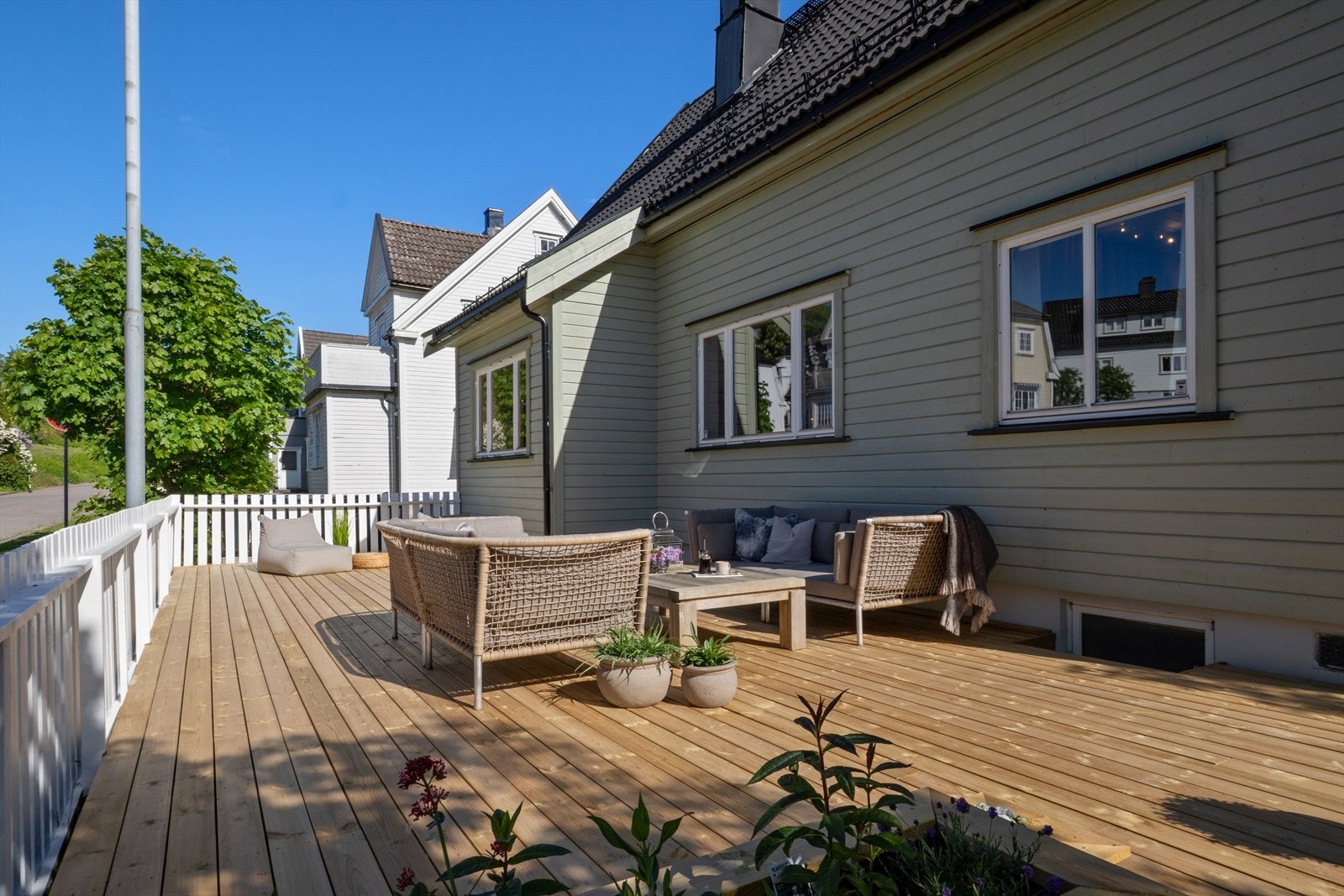 Den store verandaen ved inngangspartiet måler ca. 50 m² og har god plass til flere sittegrupper. Galleribilde