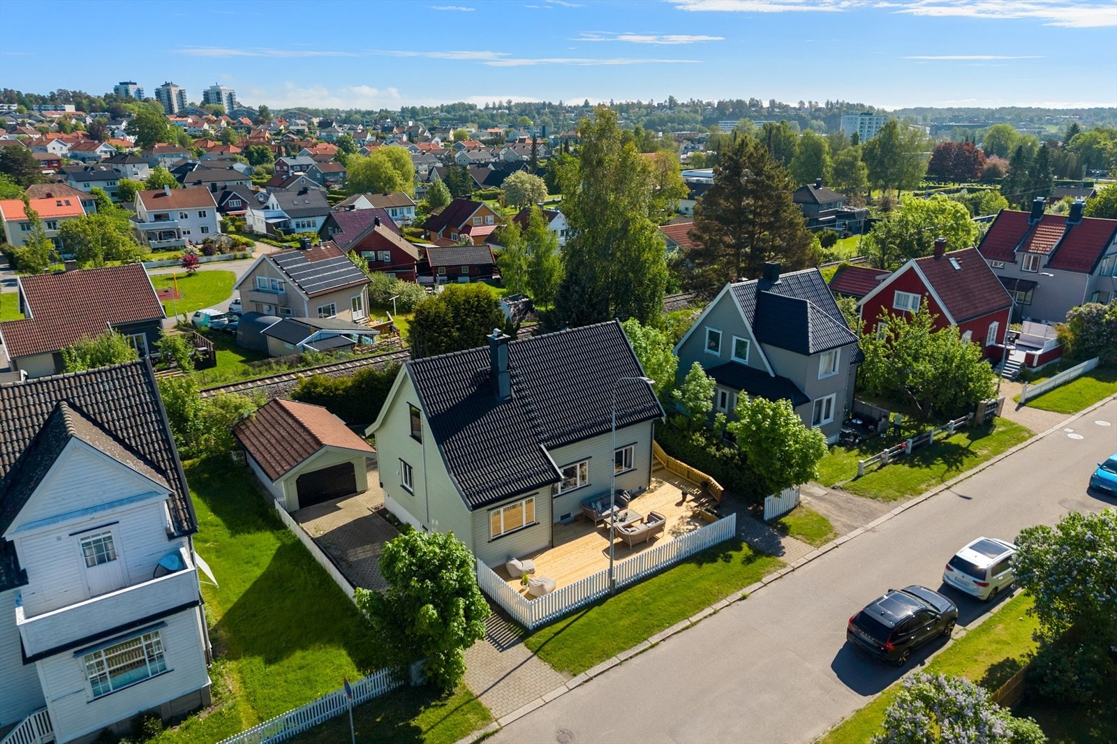 Fra boligen er det kort vei til Tønsberg stasjon (ca. 10 min gange) og servicetilbud som Meny og Farmandstredet. Galleribilde