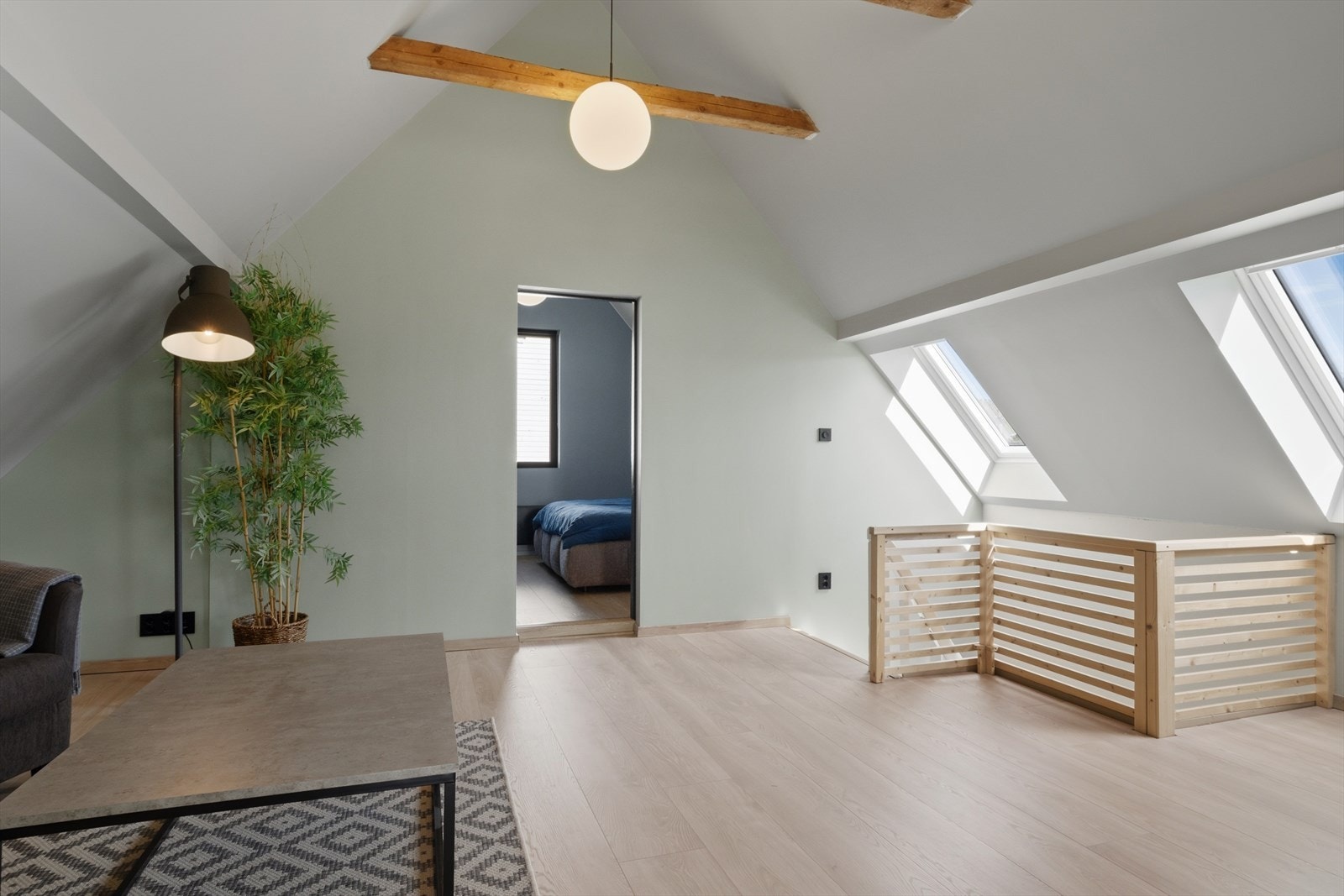 Loftstuen i andre etasje er et fleksibelt rom som kan brukes som TV-stue, kontor eller lekerom. Galleribilde