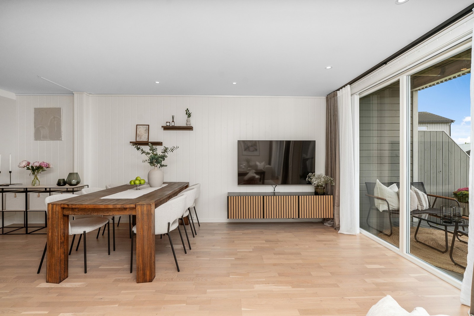 Romslig stue med plass til spisebord og sofagruppe Galleribilde