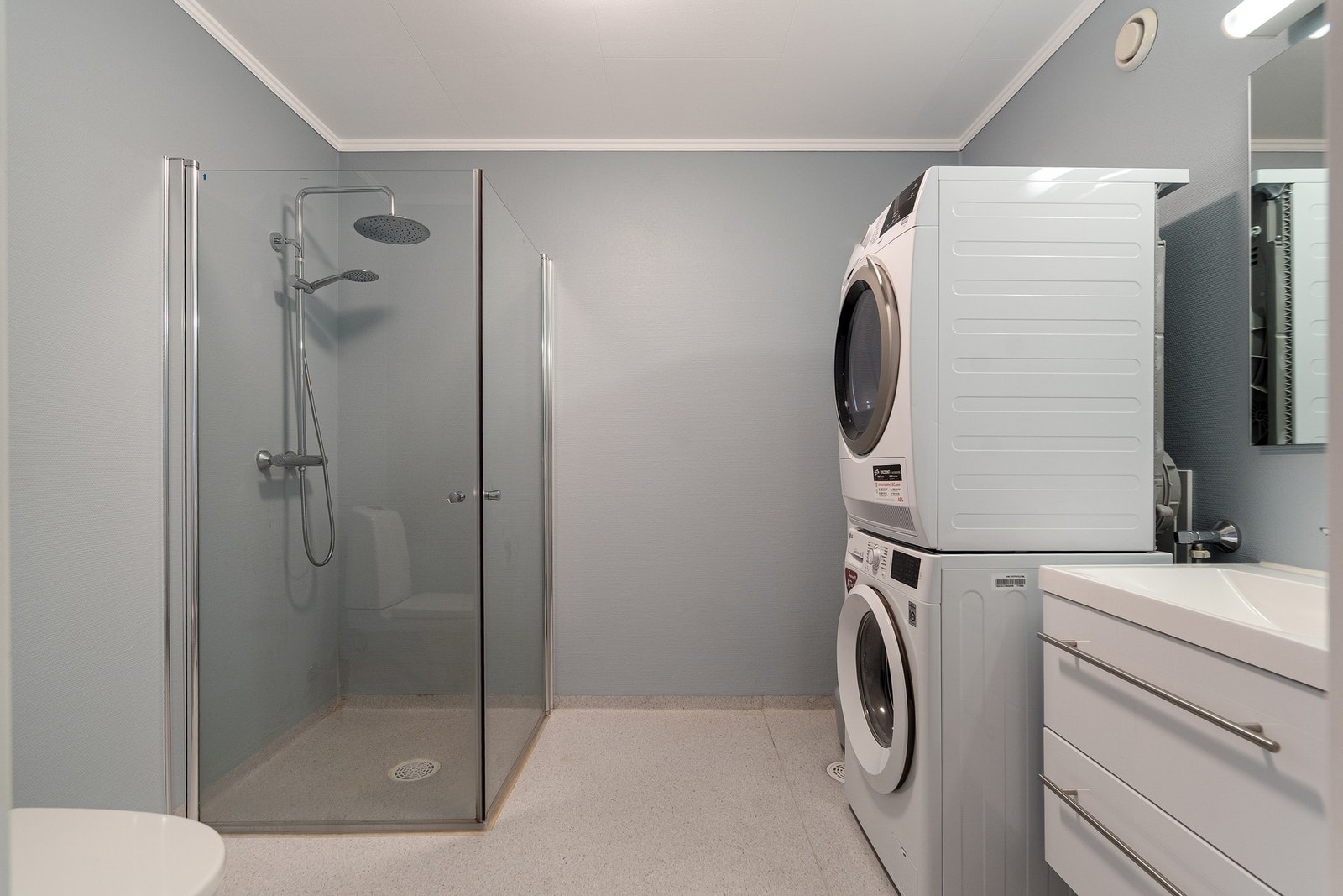 Badet fremstår som praktisk og lettstelt, med nyere inventar (dusjarmatur, vegger, servantinnrednin og varmtvannsbereder) Galleribilde