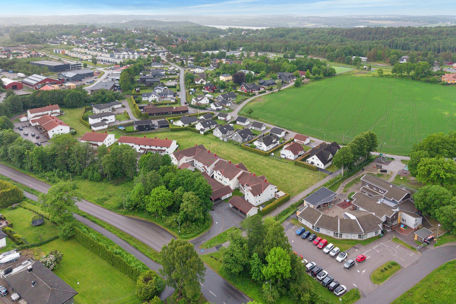 Leiligheten ligger like ved barnehagen (bygget til høyre) og med gangavstand til det meste på Vear. Galleribilde