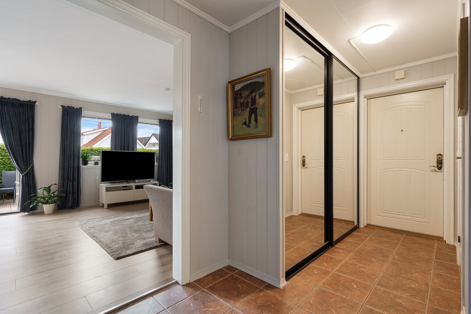 Velkommen inn i denne romslige og hyggelige gangen! Stor skyvedørsgarderobe og adkomst til bod på høyre side Galleribilde