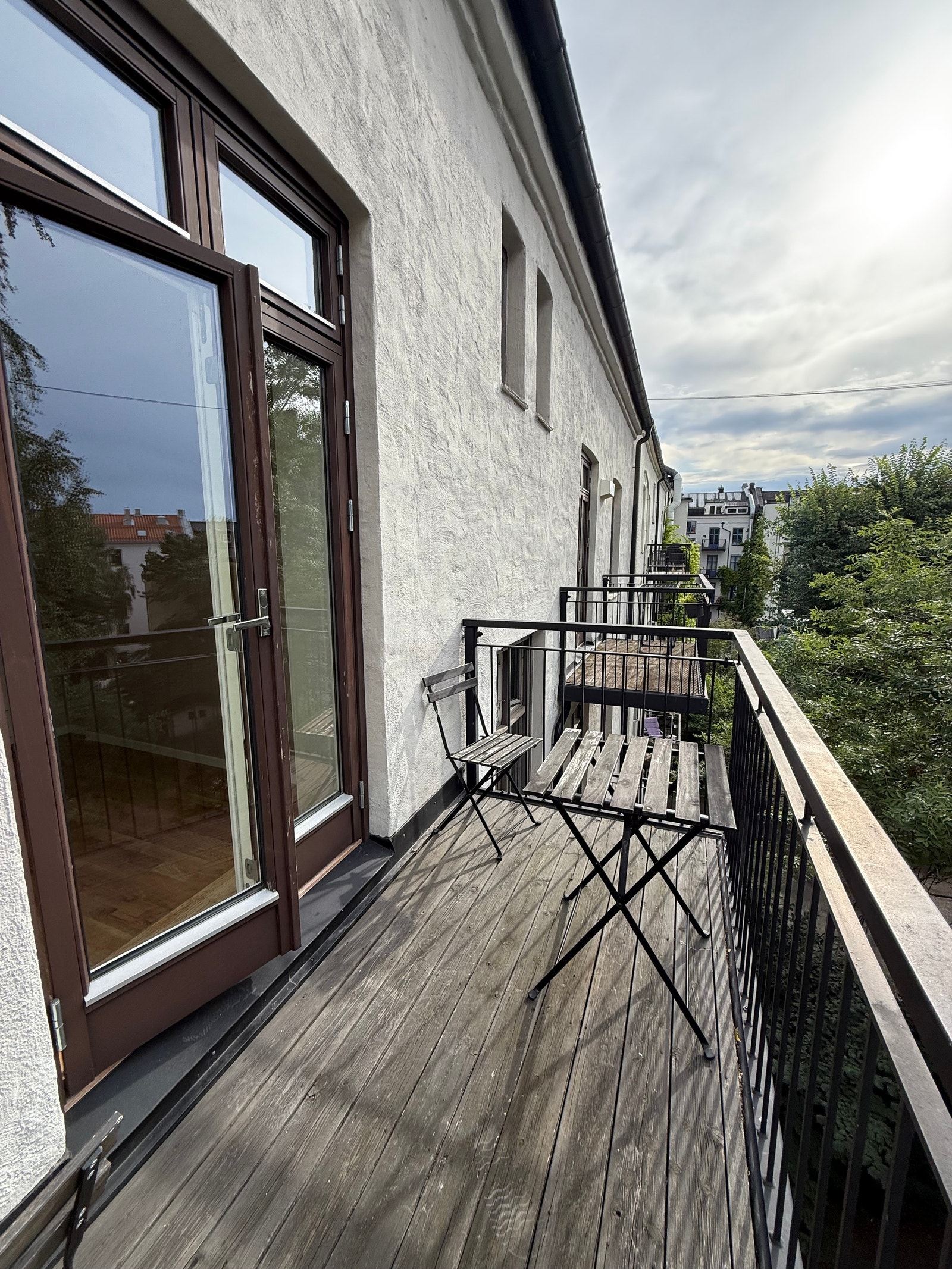 Romslig og solfylt balkong Galleribilde