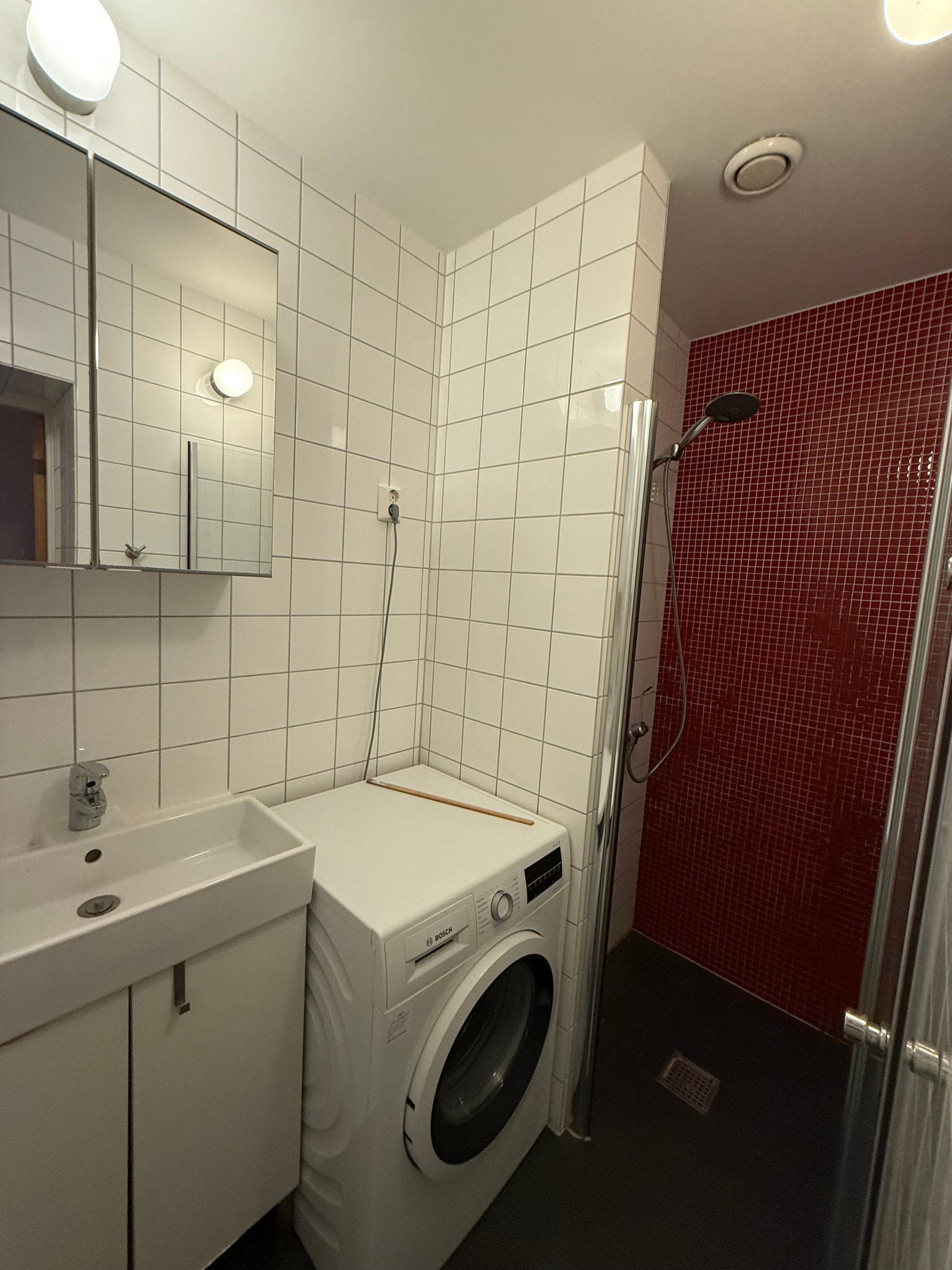 Opplegg for vaskemaskin på bad.
Vaskemaskin følger ikke med. Galleribilde
