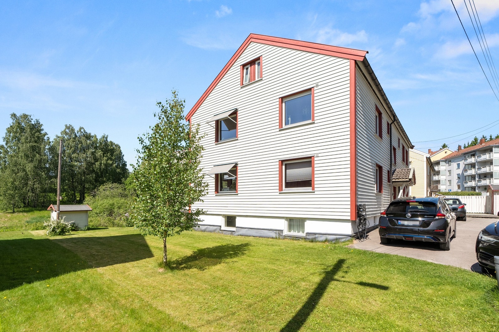 Parkering m/lader rett utenfor + gateparkering og det er mulighet for kjøp av garasje Galleribilde