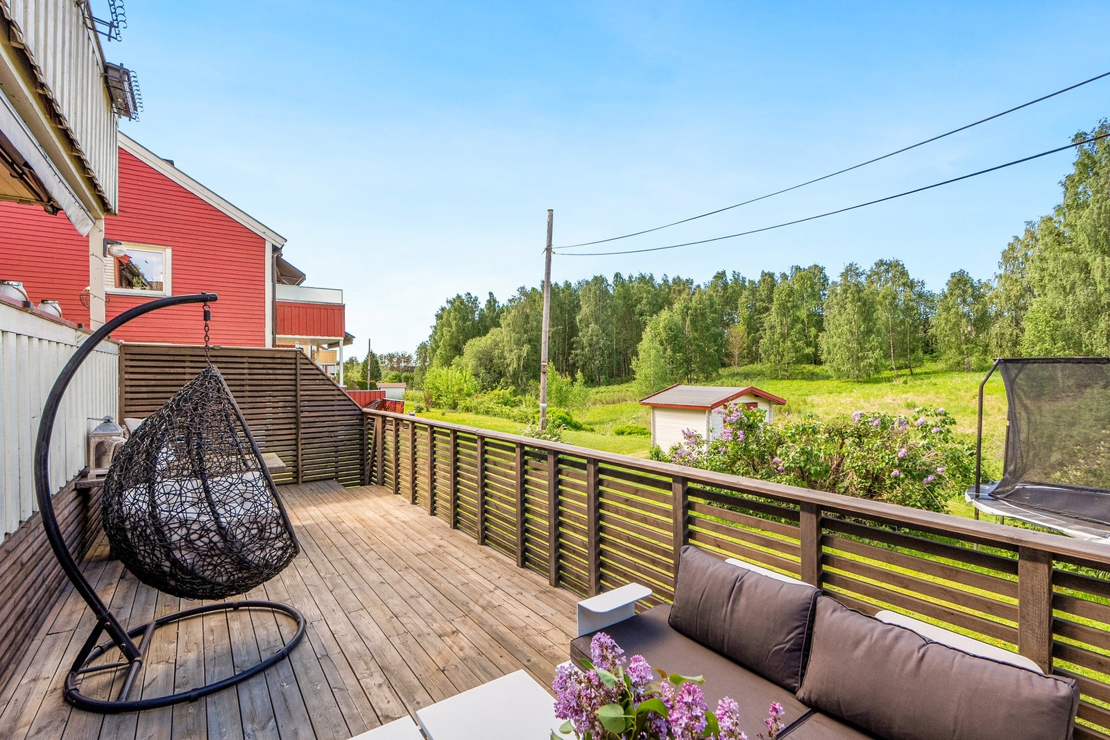Uteplass på totalt 41 m² med svært gode solforhold. Flott Møre Royal vedlikeholdsfritt terrassebord Galleribilde
