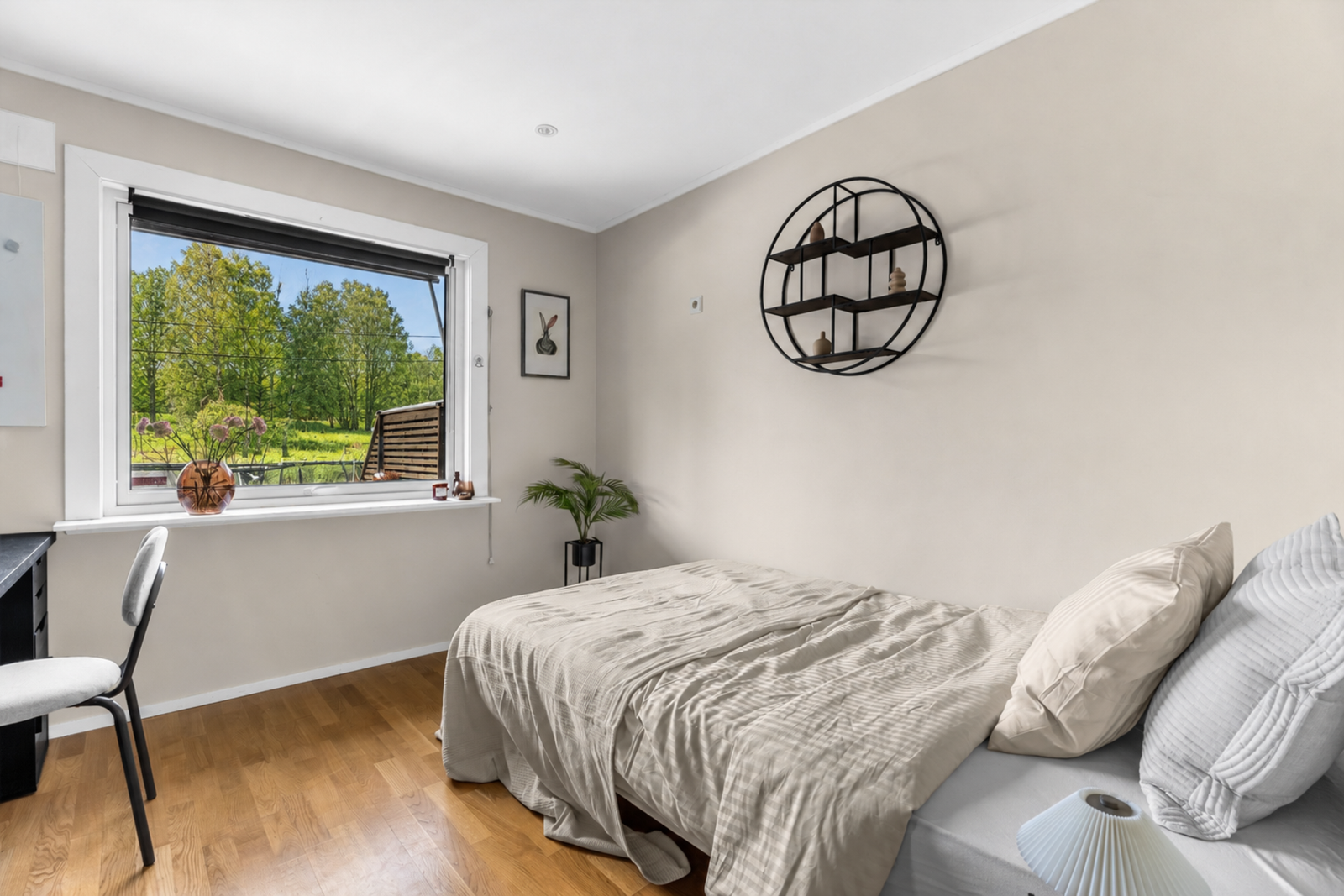 Stort soverom med varmefolie i gulv, downlights, lydisolert tak og solskjerming på vindu Galleribilde