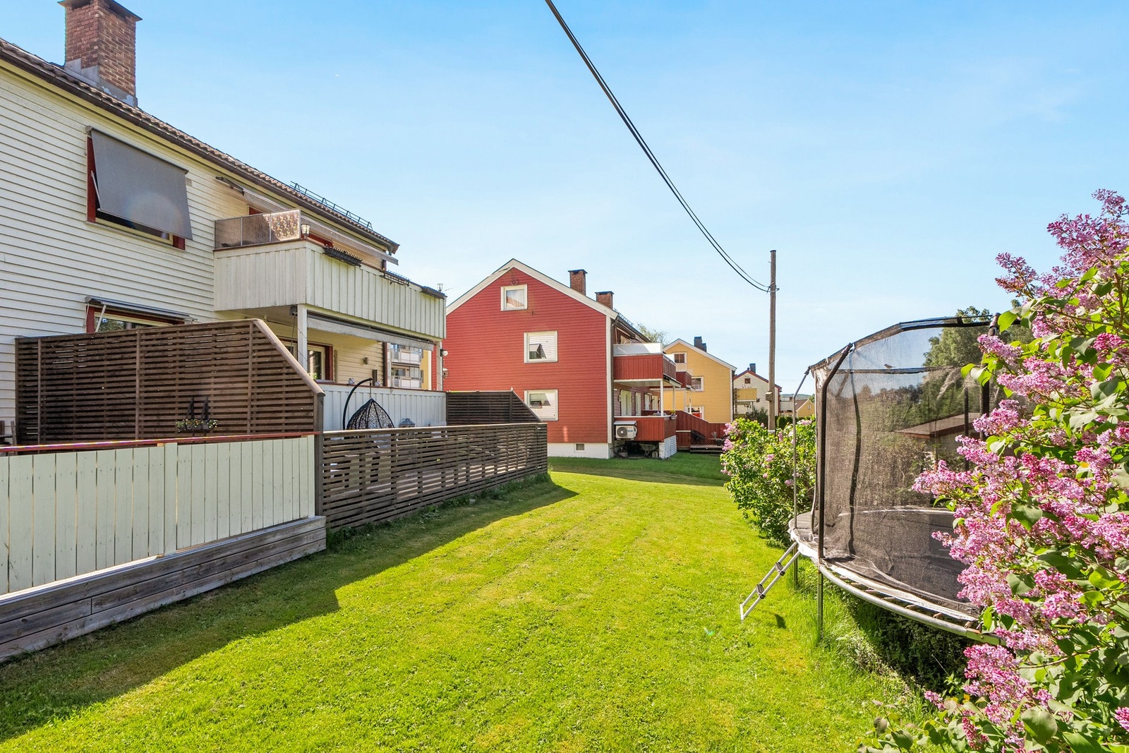 Med port fra terrassen og ut er dette en perfekt bolig for deg med barn og kanskje en firbeint venn Galleribilde