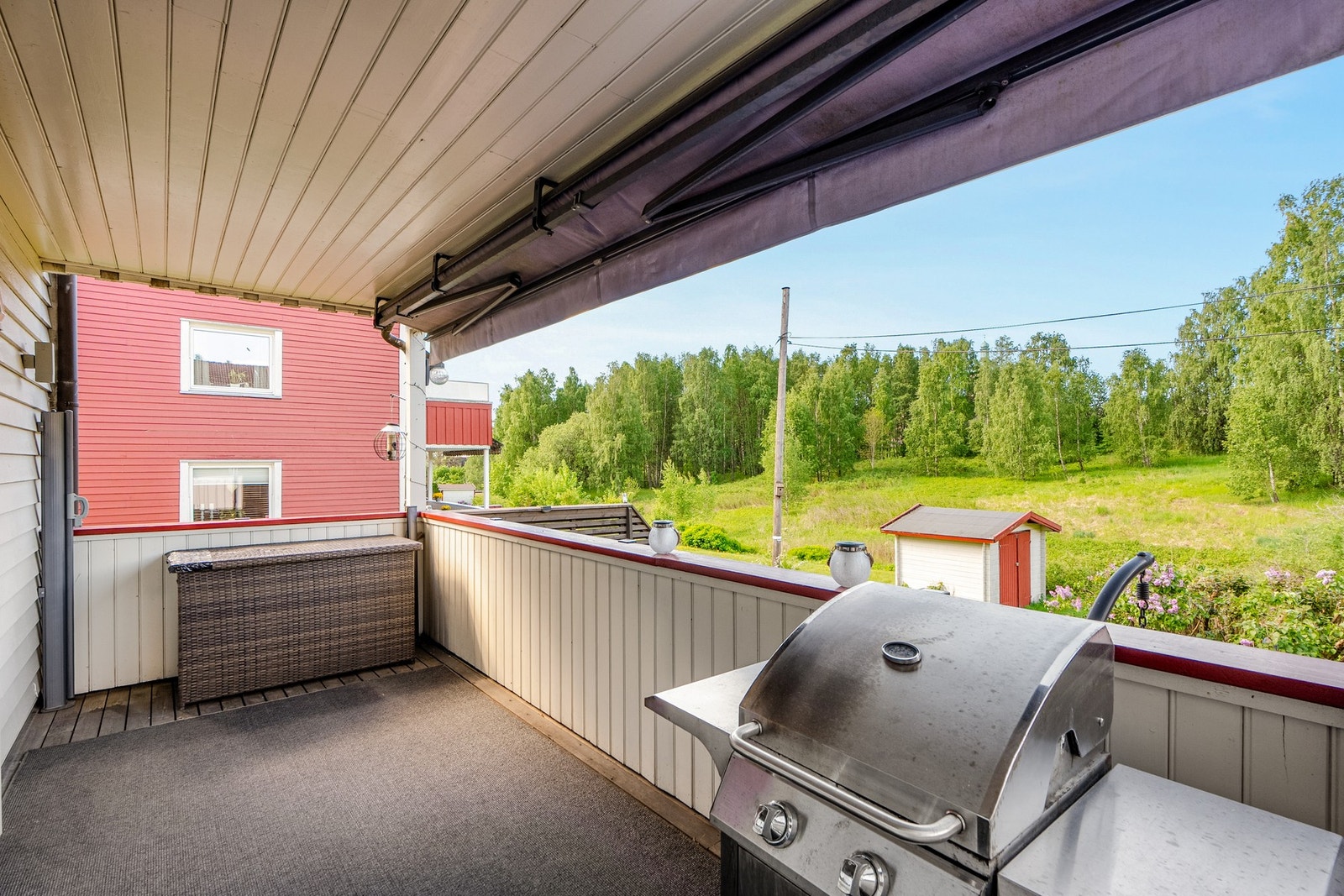 Videre utgang til veranda med tipp topp solforhold og markise når det blir for mye Galleribilde