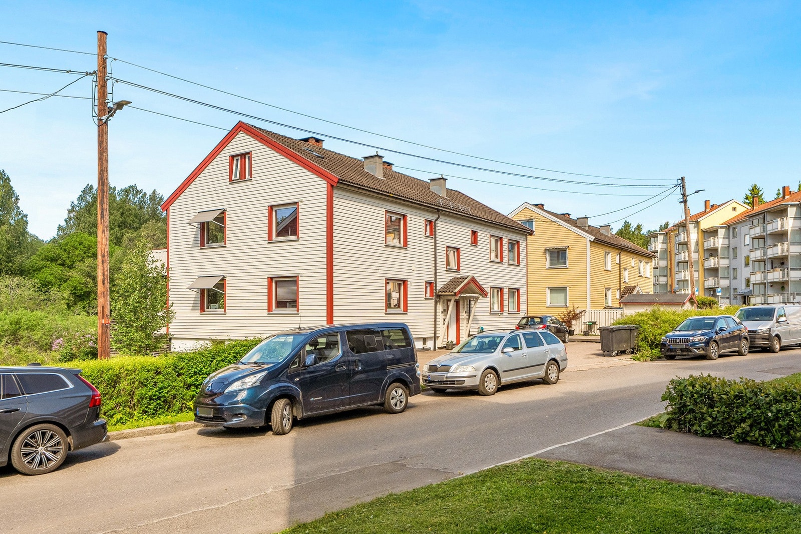 Det er godt med gateparkering rundt om i hele borettslaget Galleribilde