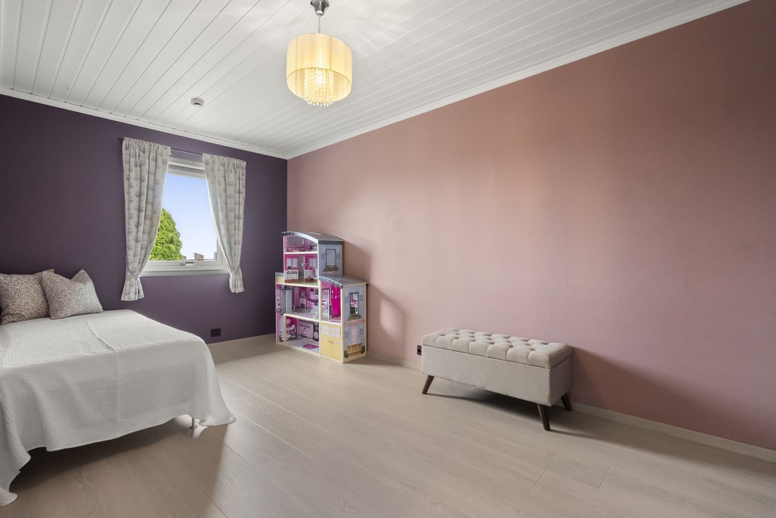 Lyst og innbydande rom med moderne detaljar, perfekt for barnerom eller gjesterom. Harmoniske fargar skapar en avslappende atmosfære. Galleribilde