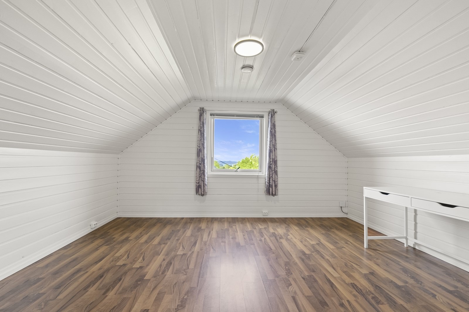 Montert ny luft-til-luft-varmepumpe på garasjeloft i 2022. Galleribilde