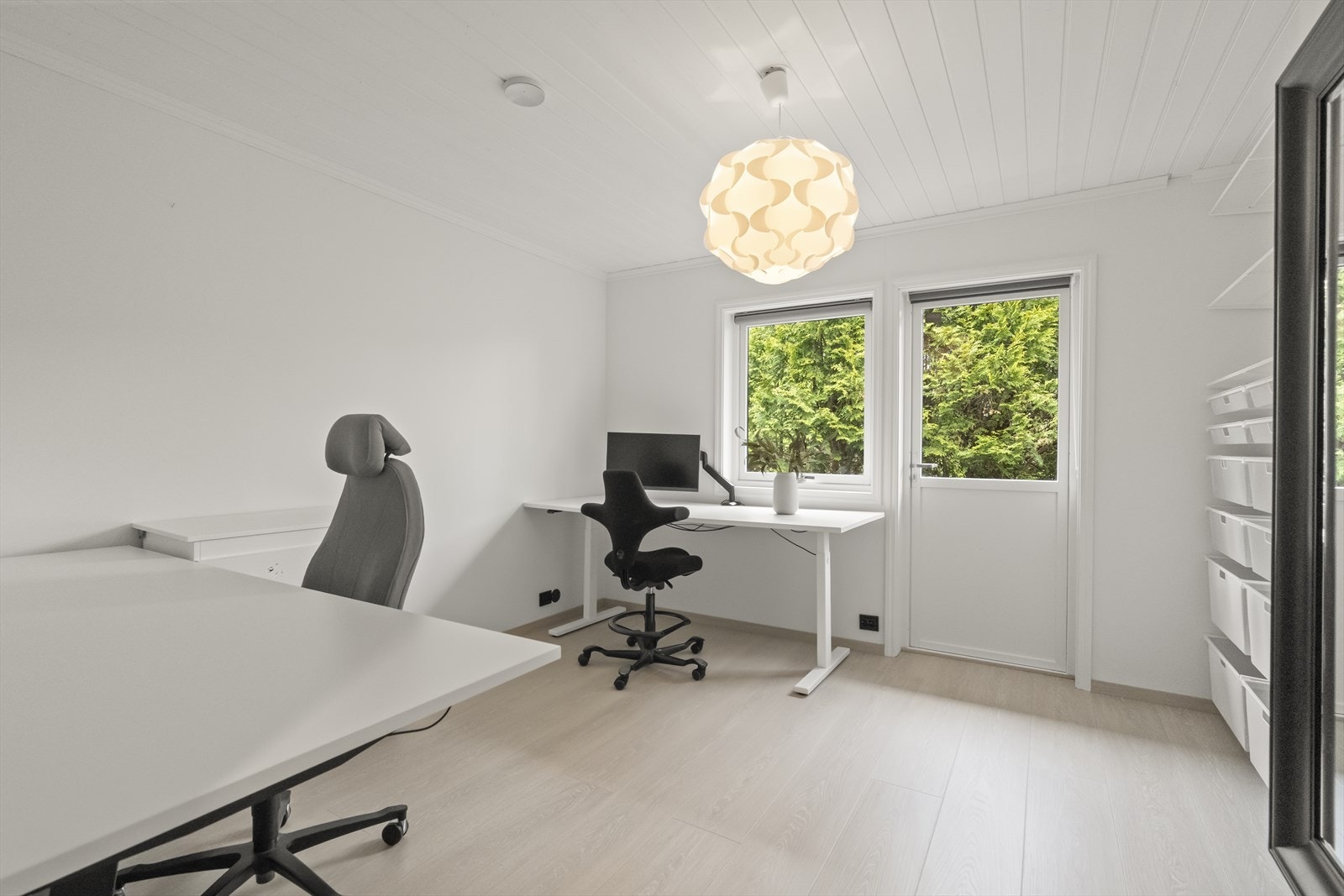 Soverom som er i dag innreidd som eit kontor. Mykje garderobeskap. Galleribilde