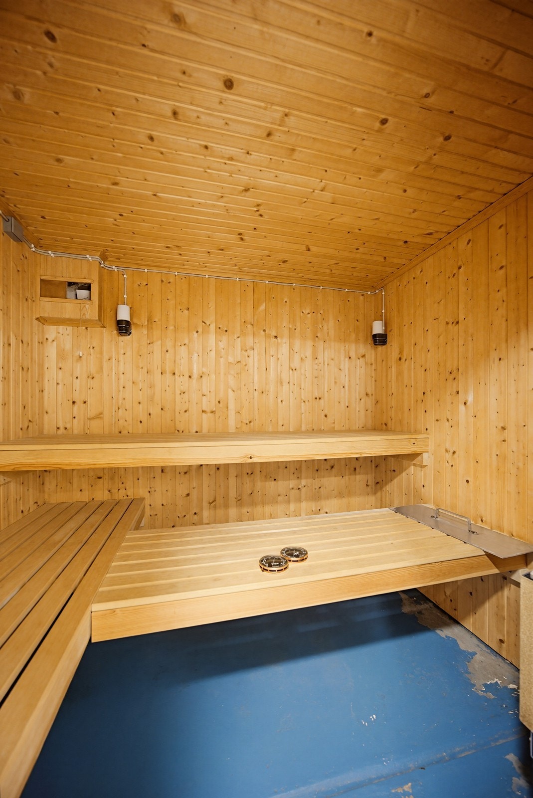Badstue med trebenker. Galleribilde