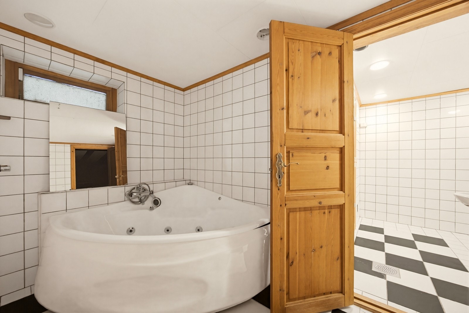 Hjørnebadekar med dusjarmatur. Galleribilde