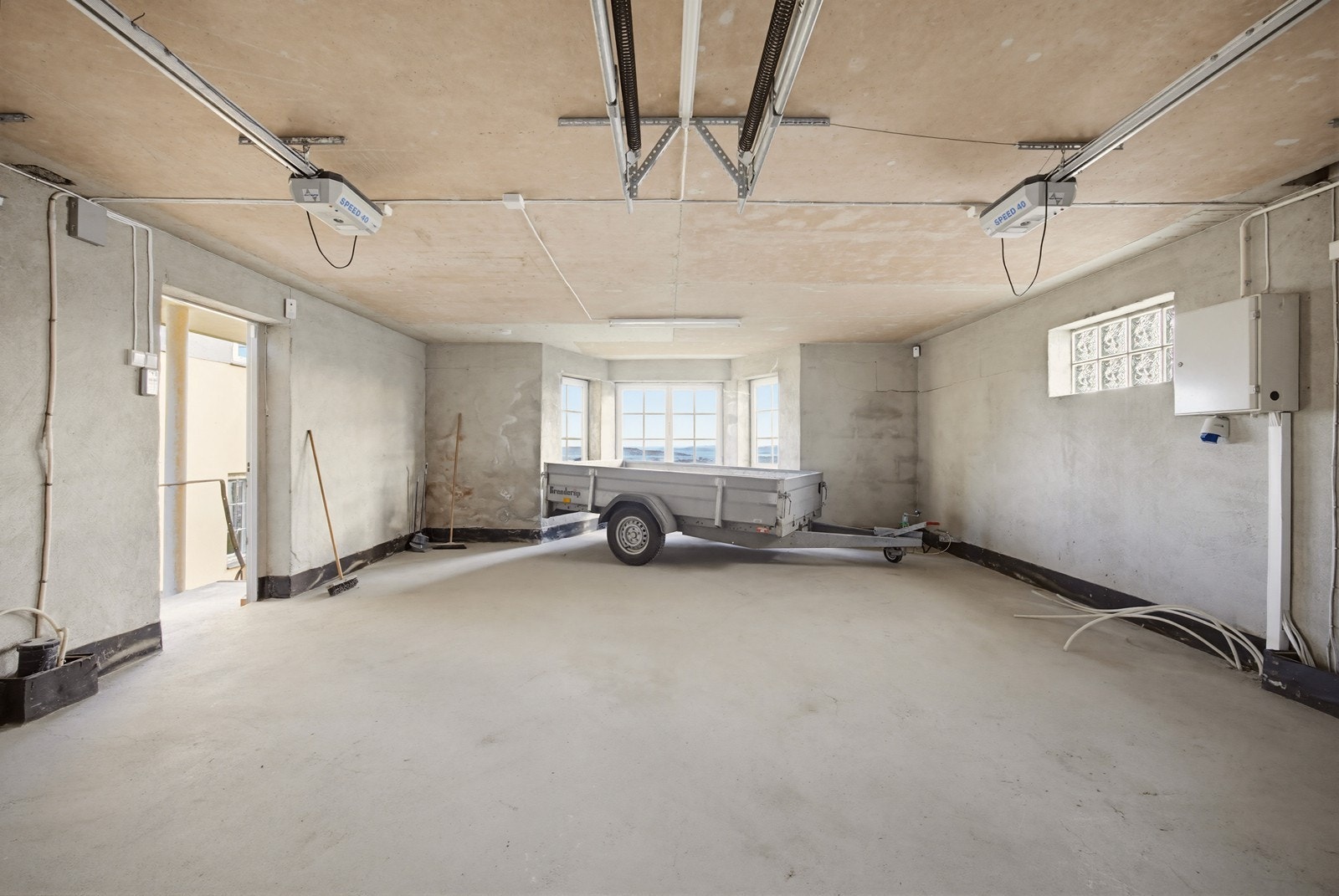 Garasjen har et bruksareal på 43 m² og vinduer som gir dagslys. Galleribilde