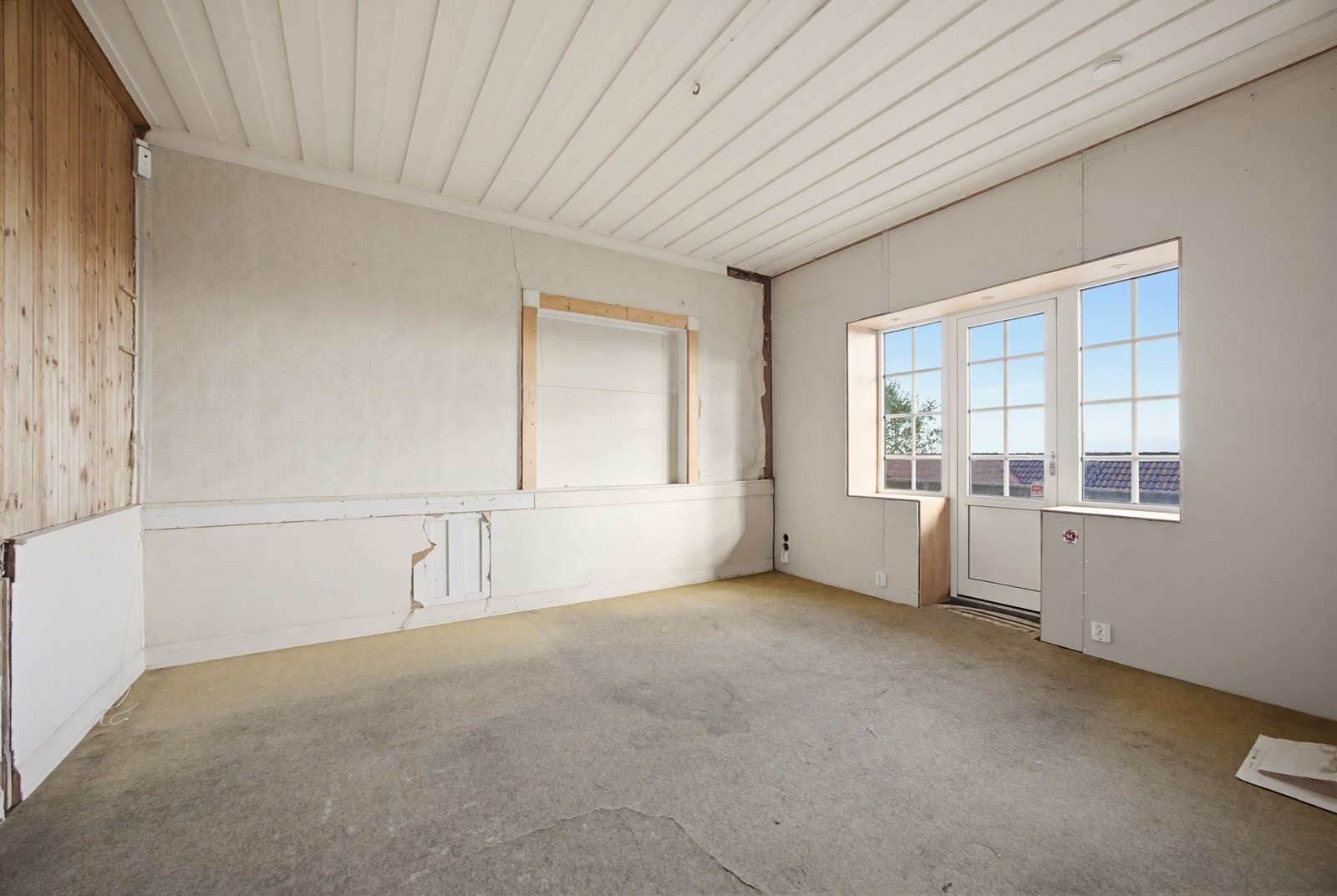 Rom i første etasje med utgang til balkong. Her er det lagt til rette for videre arbeid. Galleribilde