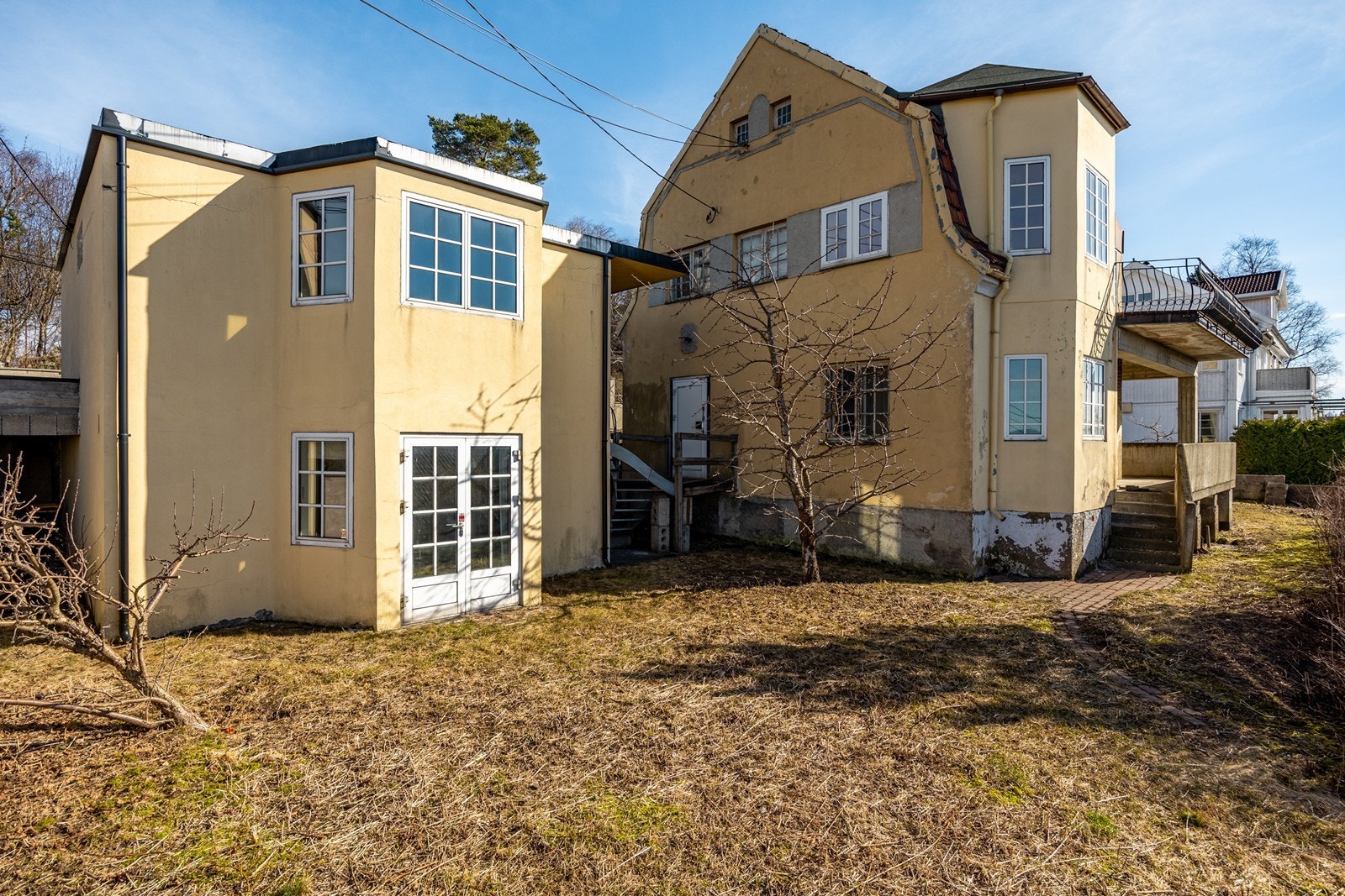 Tross skrånende tomt er det opparbeidet en romslig og flat hage rundt huset. Galleribilde