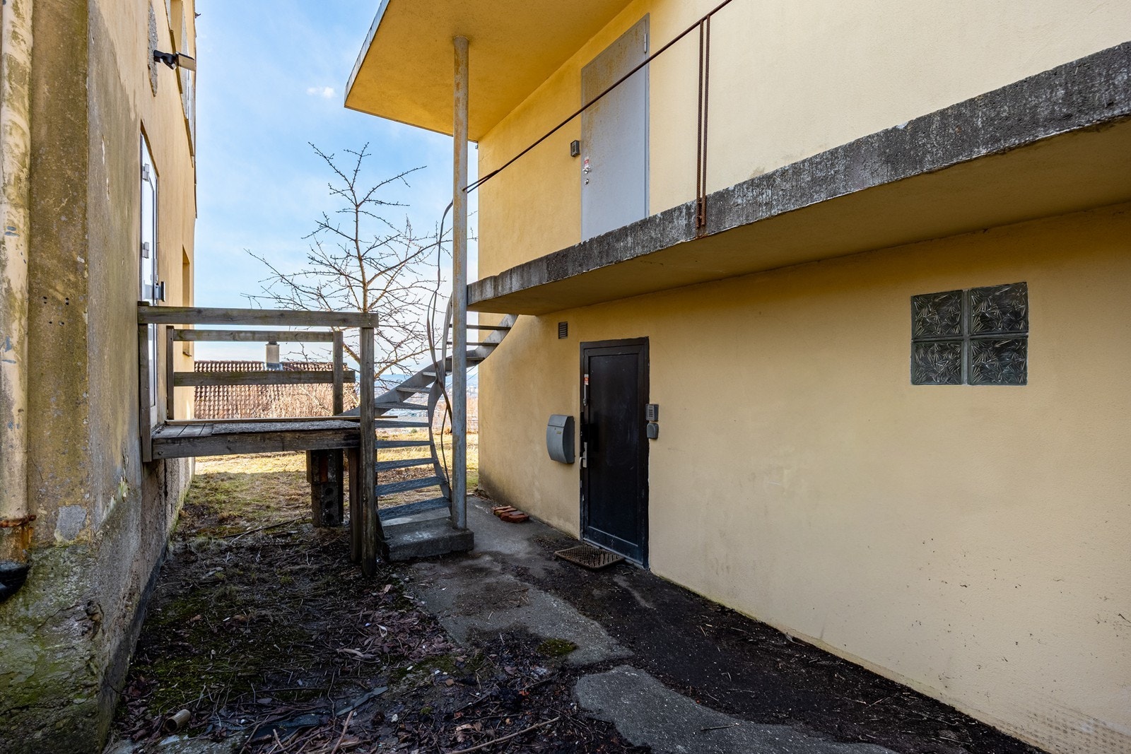 Egen inngang til rommene i garasjebyggets underetasje. Galleribilde