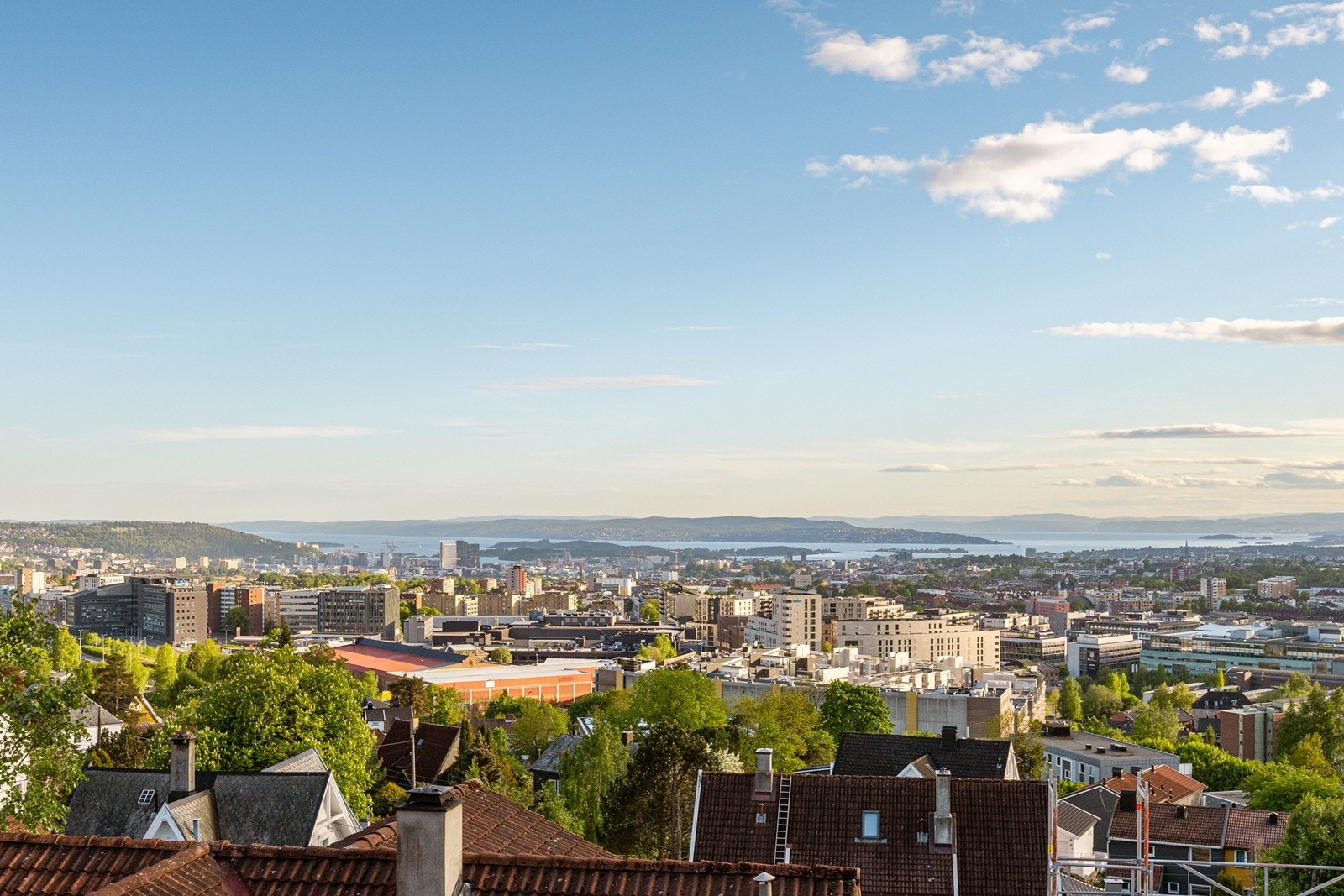Utsikten fra eiendommen er like imponerende sommer som vinter. Galleribilde